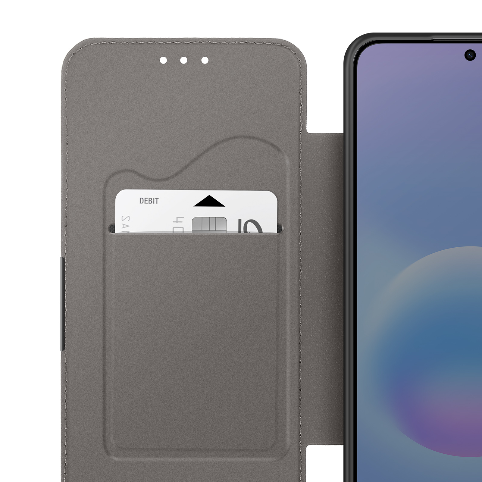 Custodia grigia per telefono con slot per carte contenente una carta di debito. Accanto uno smartphone.
