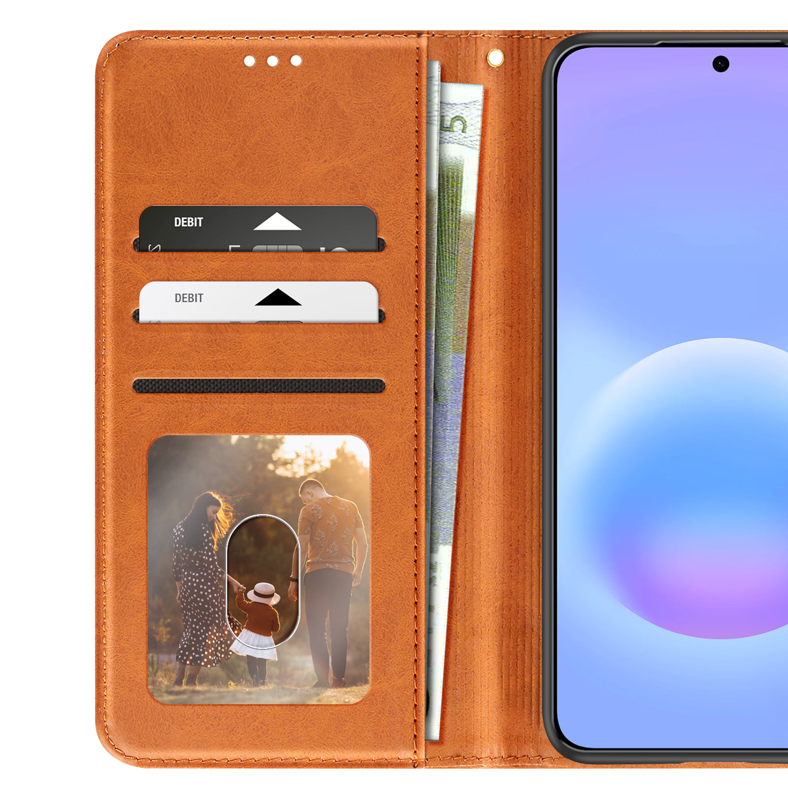 Portafoglio marrone con slot per telefono, slot per carte, banconote e foto di famiglia.