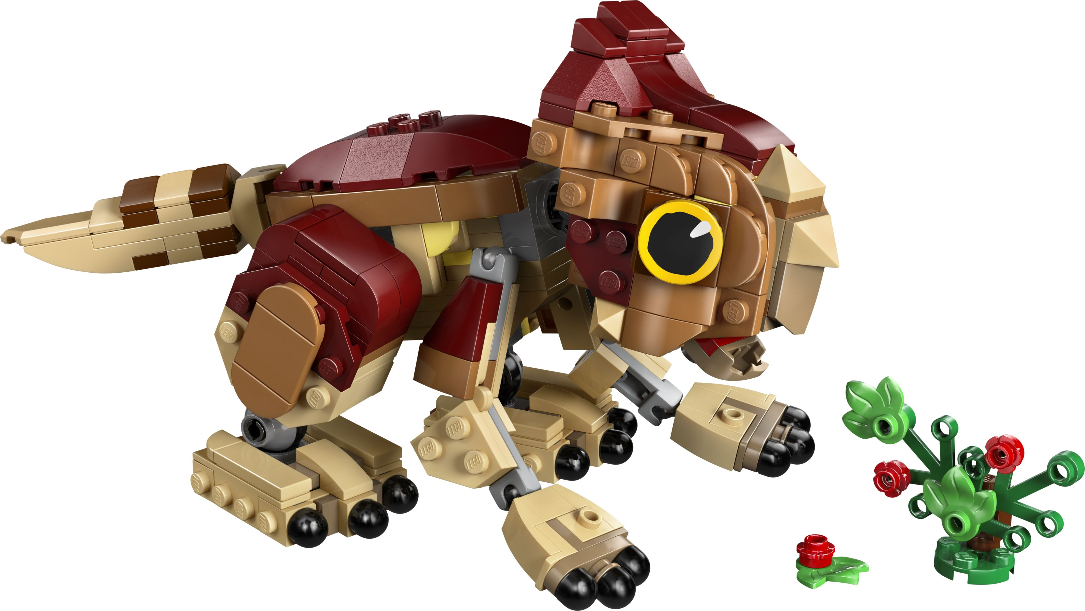 Lego-Dinosaurier-Modell aus sandfarbenen, braunen und roten Steinen neben einer kleinen Lego-Pflanze.