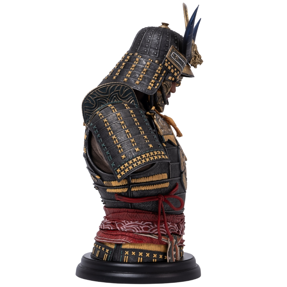 Büste eines Samurai-Kriegers in detaillierter schwarz-goldener Rüstung, roter Schärpe, weißer Hintergrund.