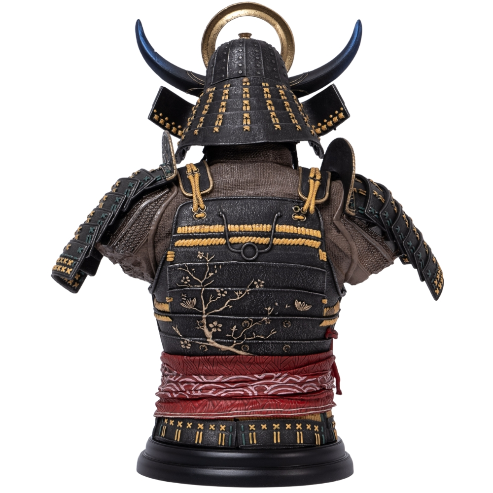 Ein Samurai-Brustpanzer mit schwarzer Rüstung, Goldakzenten und Kirschblütenmuster.