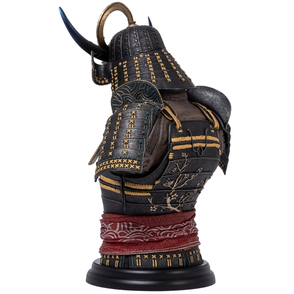 Schwarze Samurai-Rüstung mit goldenen Verzierungen und rotem Stoffgürtel auf schwarzem Sockel.