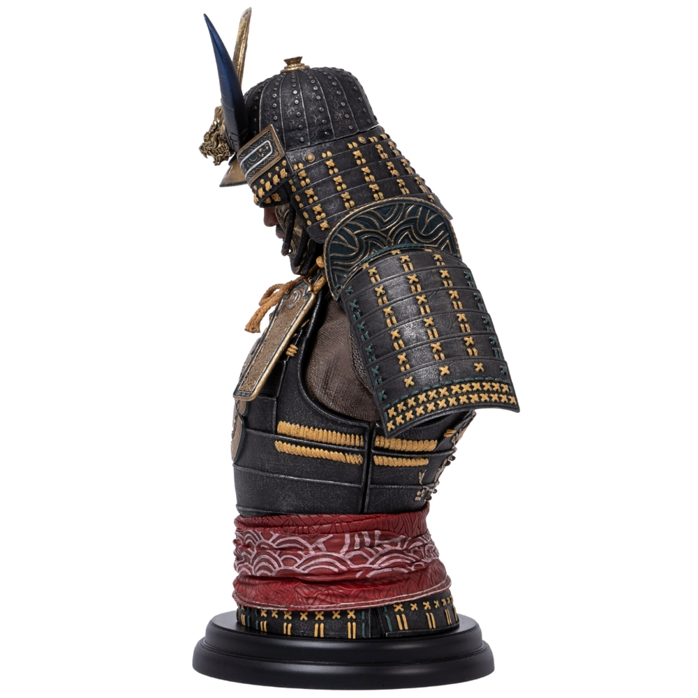 Detailreiche Samurai-Rüstung mit schwarzer Helm und rotem Gurt.