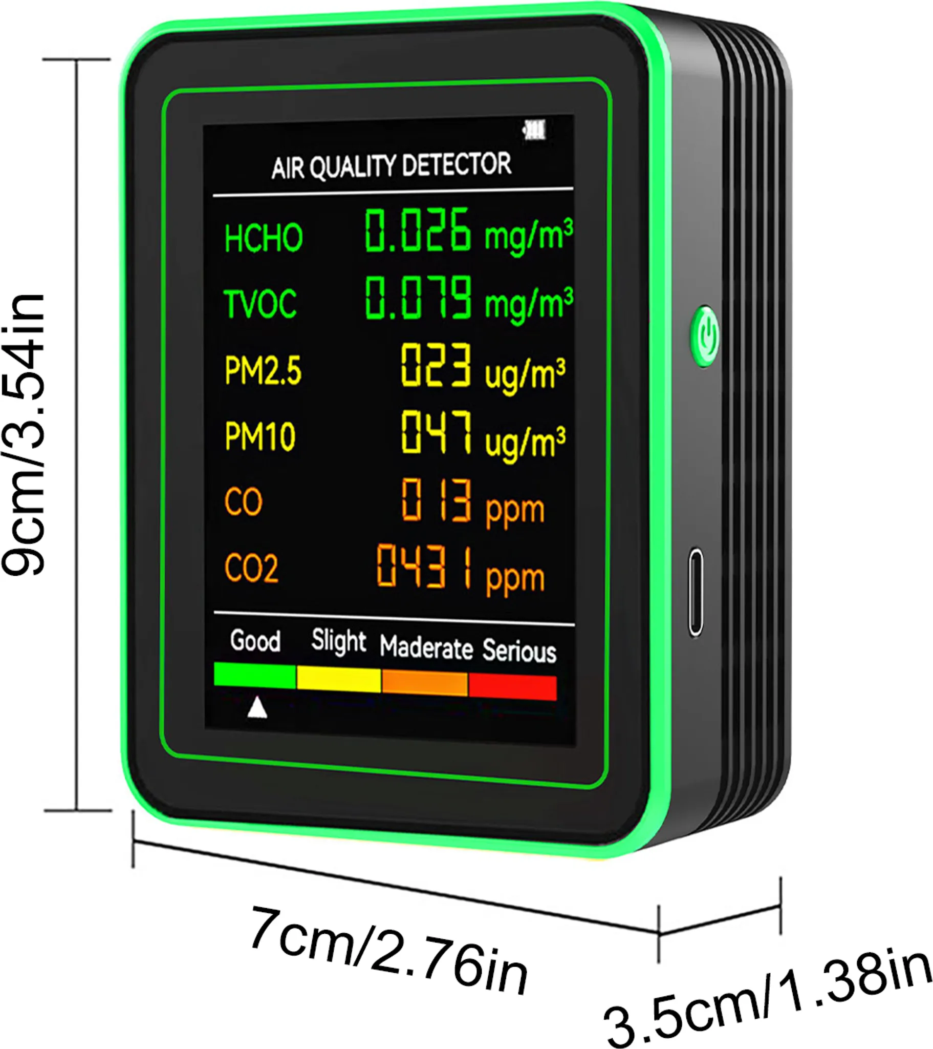 Ein tragbares Luftqualitätsmessgerät mit grünem Rahmen zeigt Werte für HCHO, TVOC, PM2.5, PM10, CO und CO2 an.