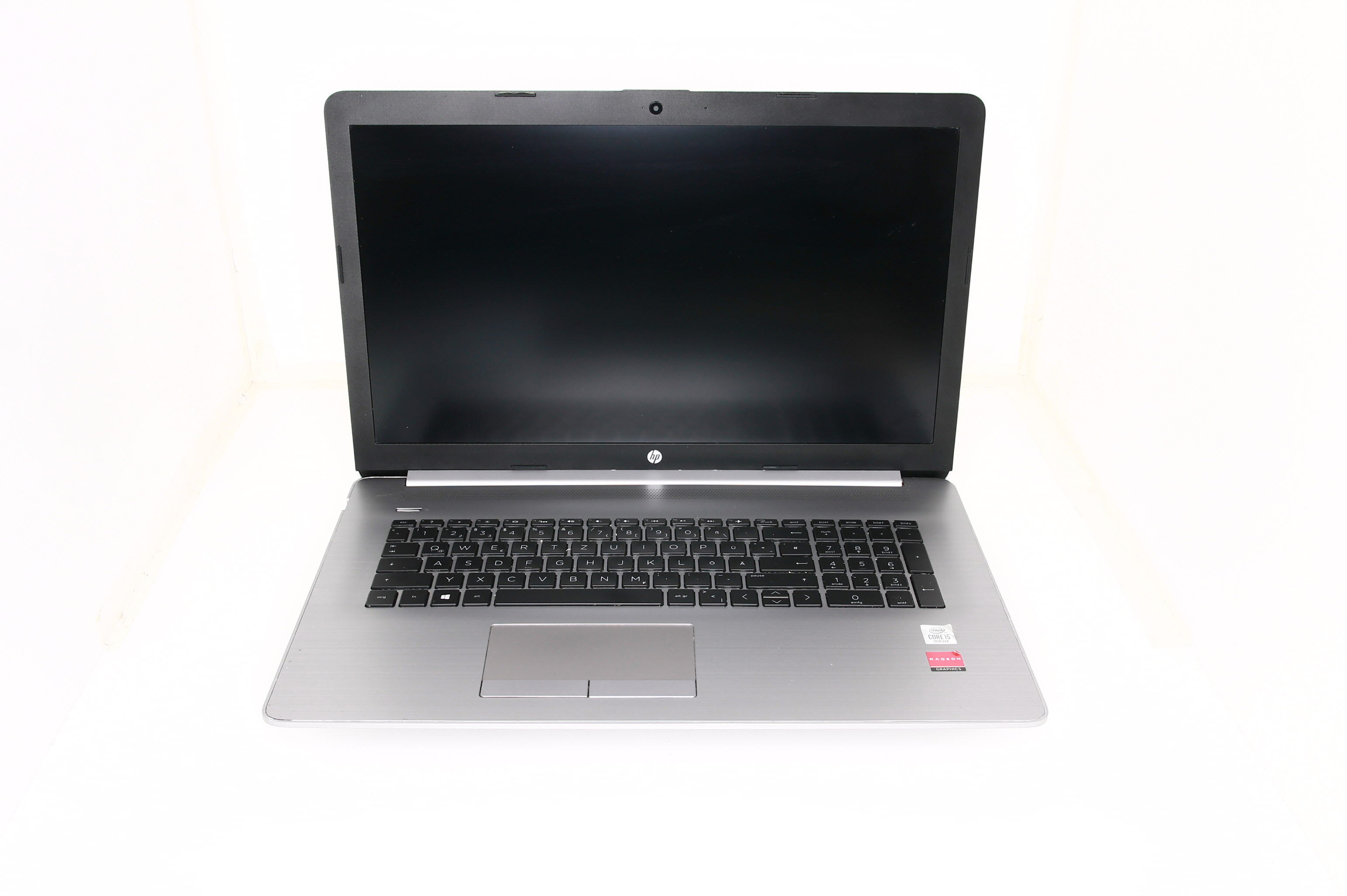 Ein silberner HP Laptop mit schwarzer Tastatur und Bildschirm.