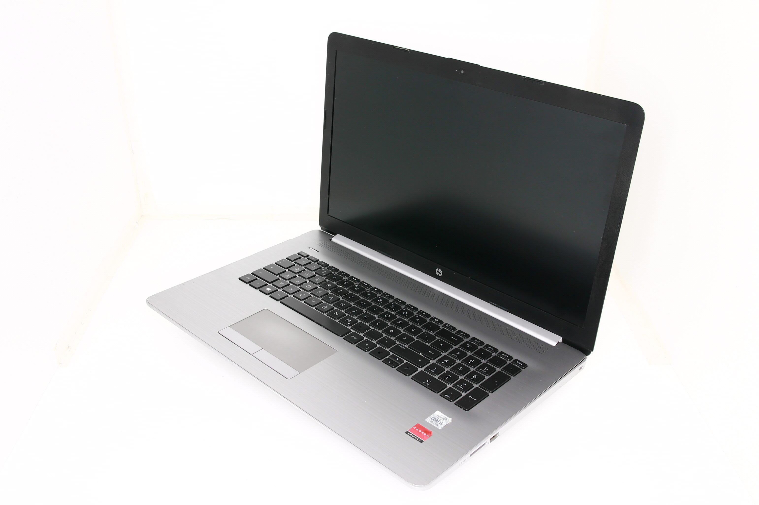 Silberner HP Laptop mit schwarzer Tastatur und Bildschirm auf weißem Hintergrund.