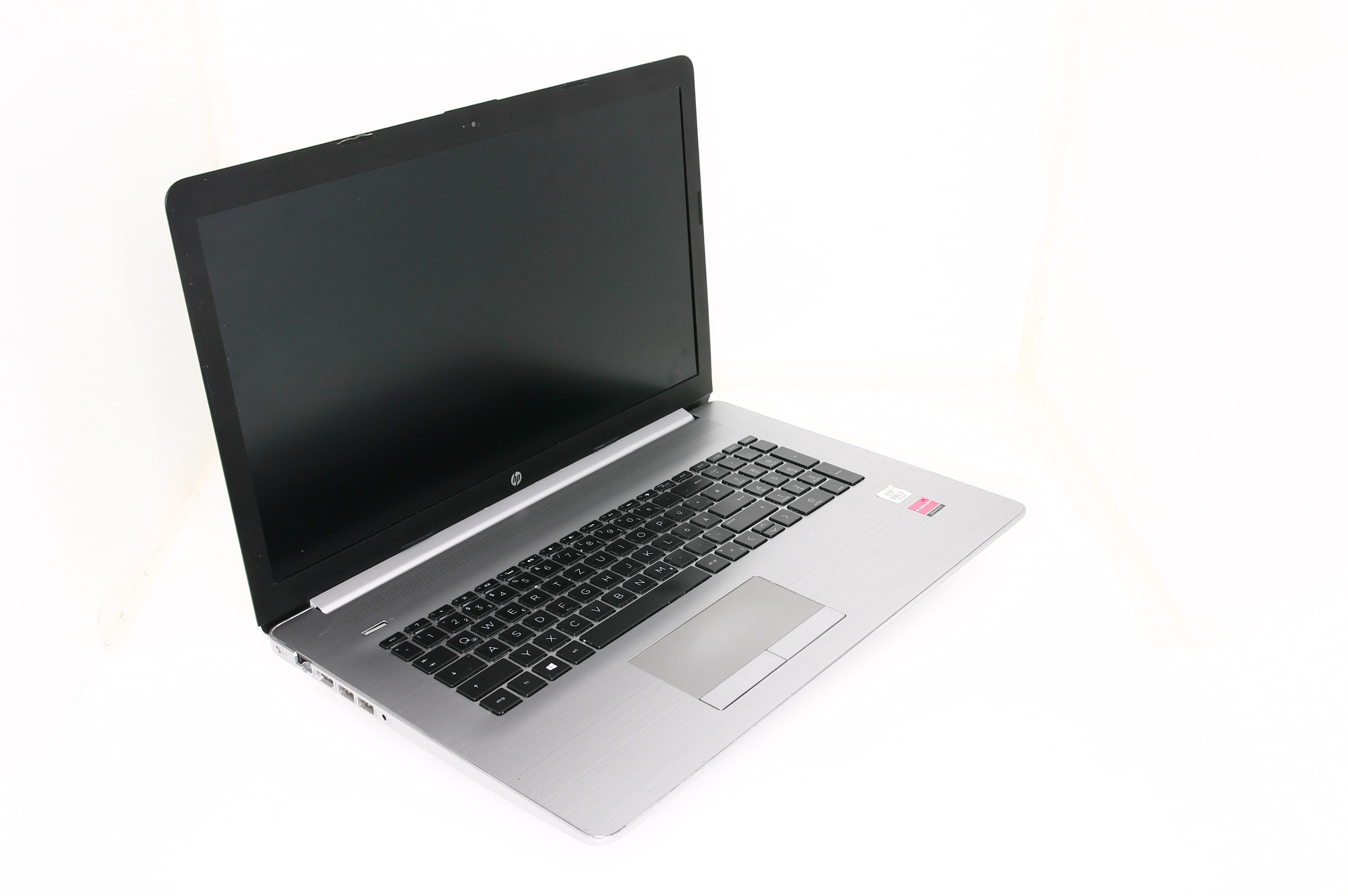 Silberner Laptop mit schwarzer Tastatur und Touchpad auf weißem Hintergrund.
