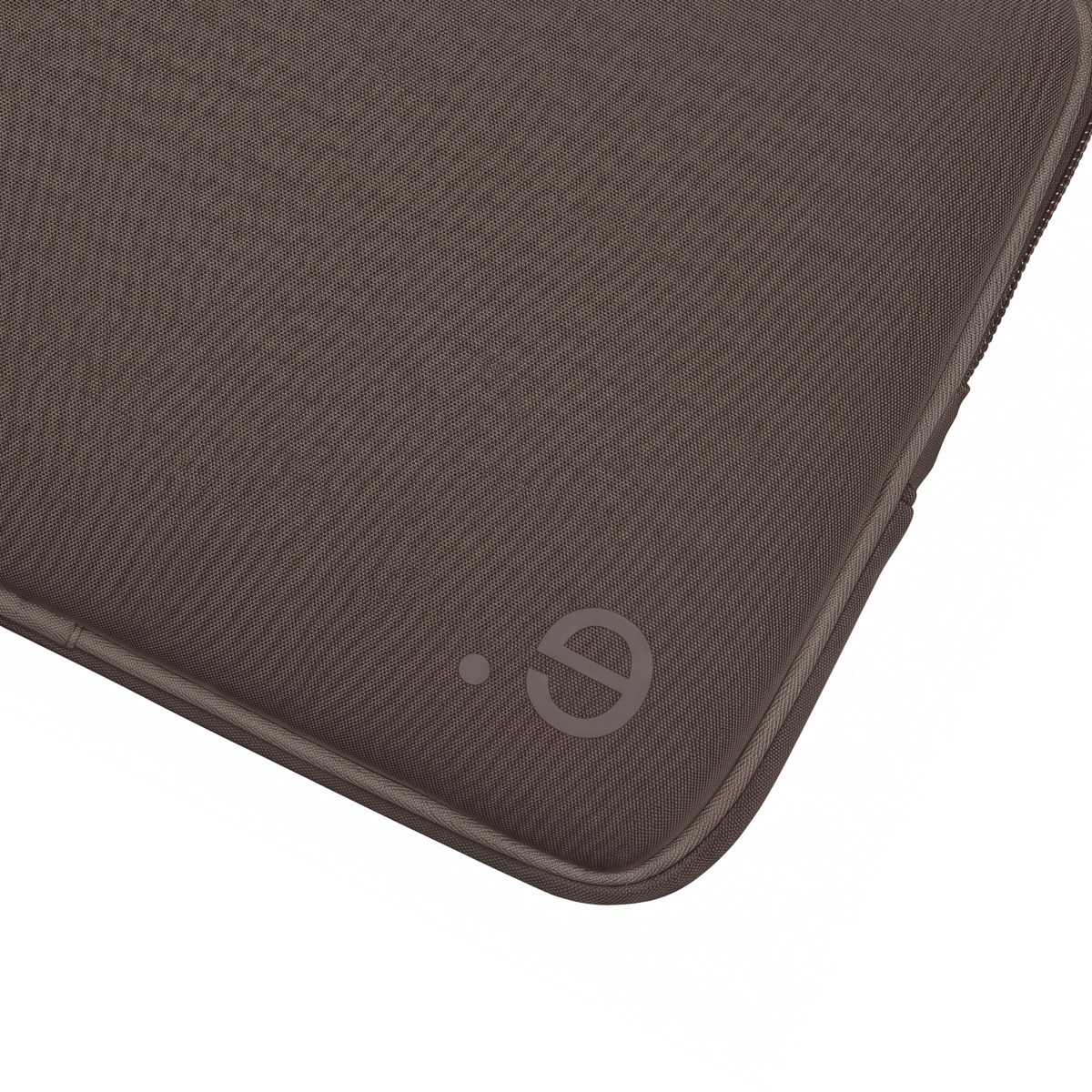 Custodia marrone per laptop con logo in rilievo discreto e zip.