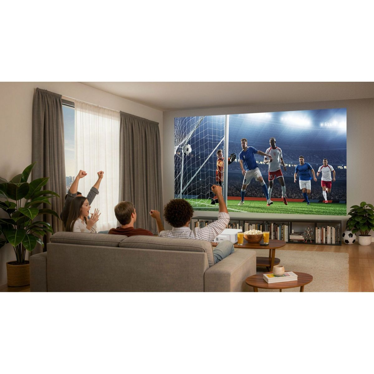 Quatre personnes regardent un match de football sur grand écran dans un salon confortable.