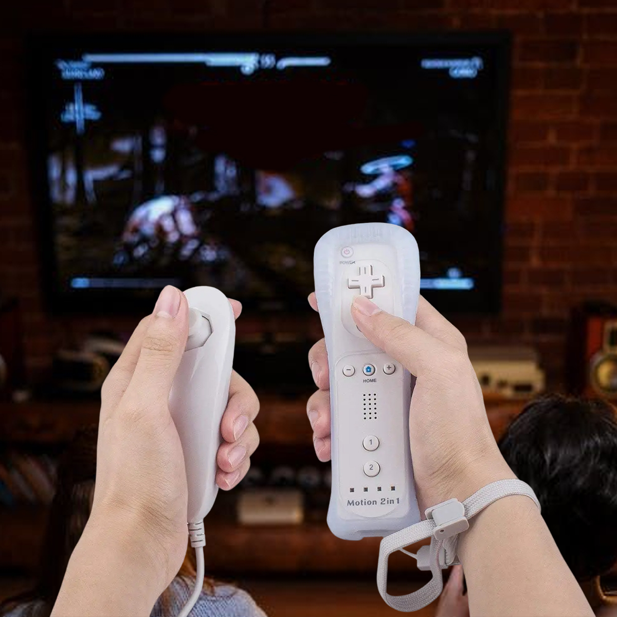 Due mani tengono controller davanti a uno schermo TV che mostra un gioco.