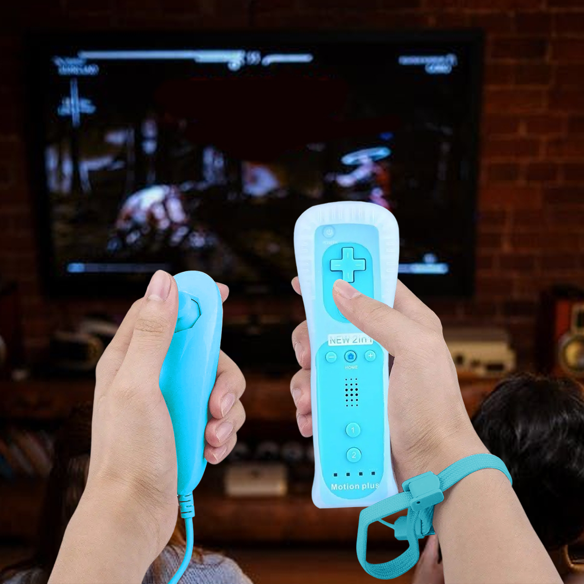 Due mani tengono controller blu davanti a uno schermo TV.