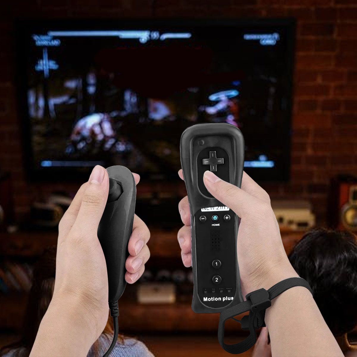 Mani che tengono controller di gioco davanti a uno schermo TV che mostra un gioco.