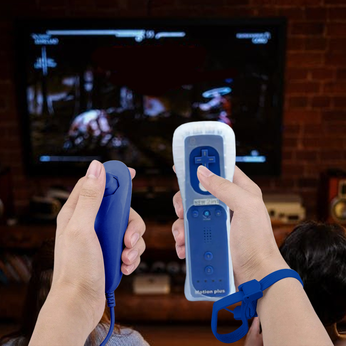 Due mani tengono controller blu davanti a uno schermo TV.