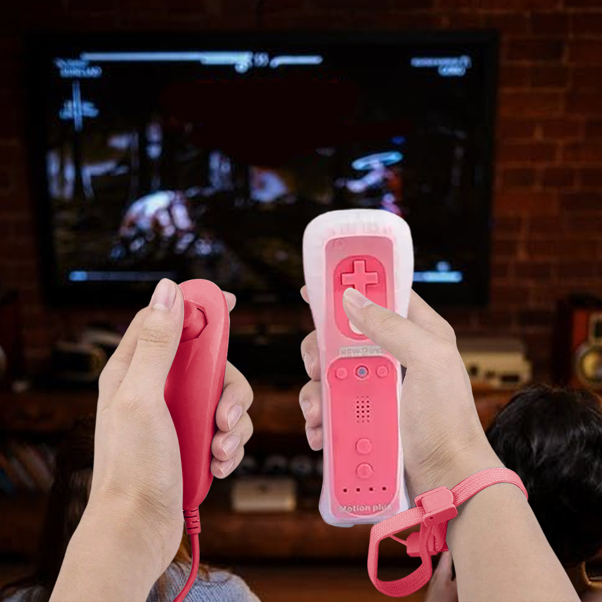 Due mani tengono controller rosa Nintendo Wii davanti a una TV che mostra un gioco.
