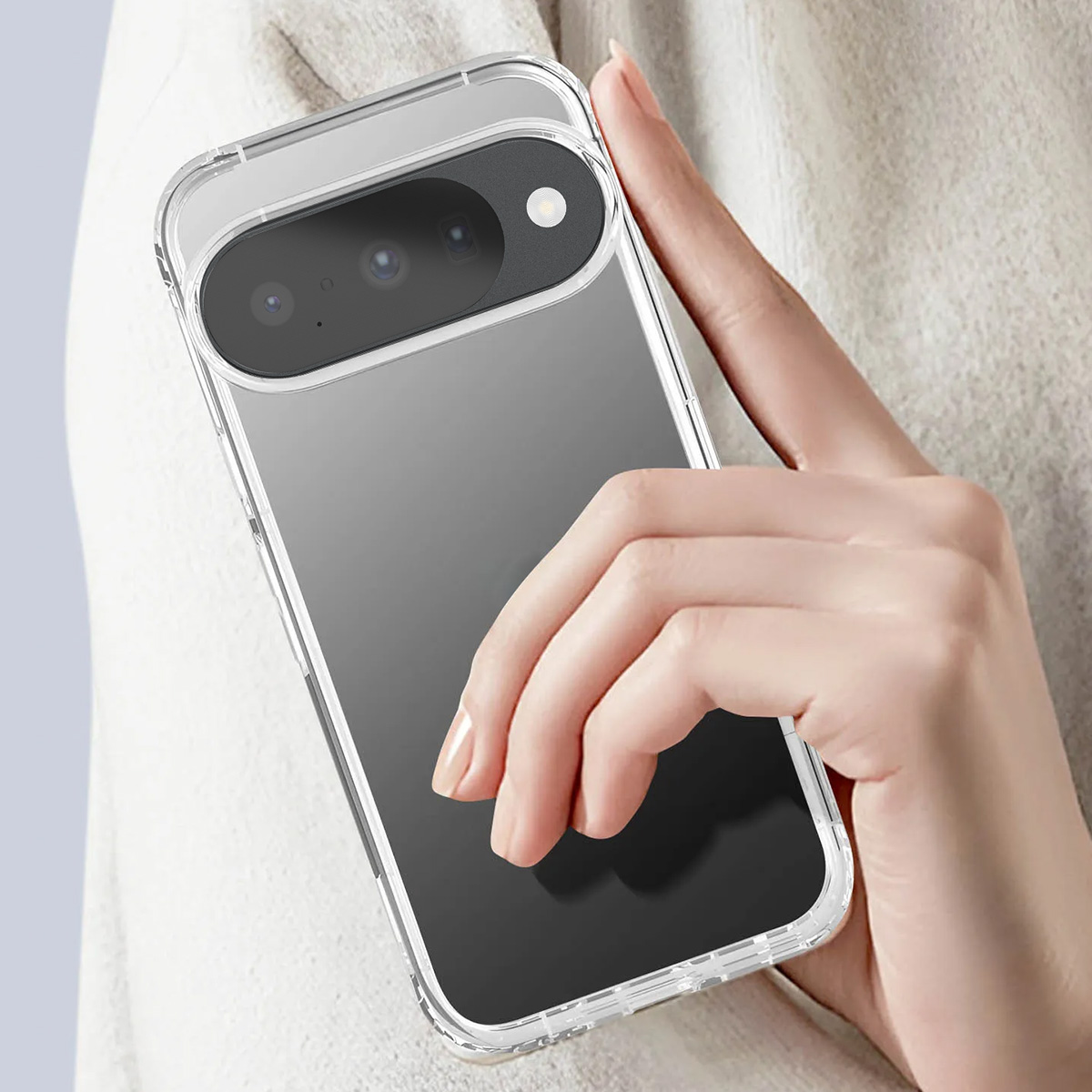 Una mano tiene uno smartphone in una custodia trasparente, mostrando il modulo fotocamera.