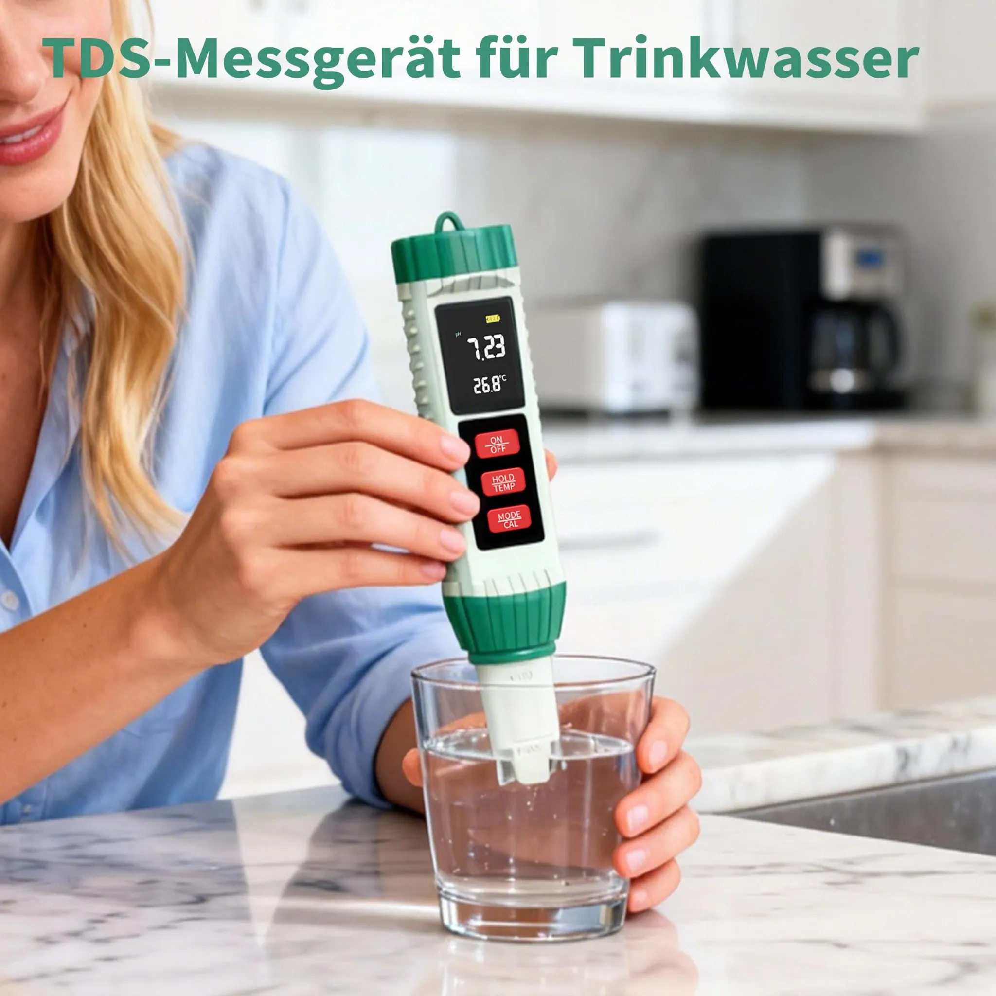 Frau testet mit TDS-Messgerät Wasserqualität in einem Glas.