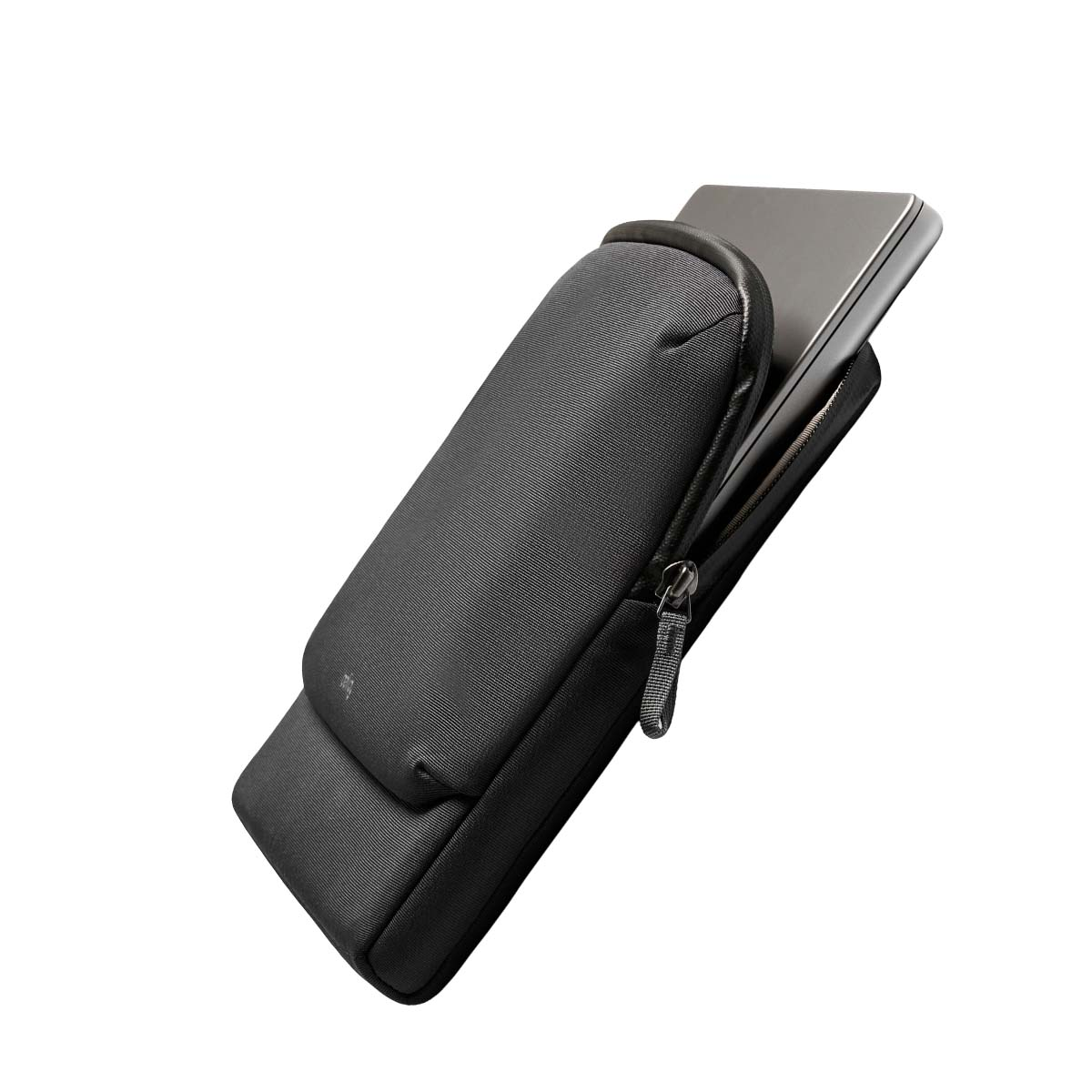 Una custodia nera per laptop con un laptop che sporge parzialmente.