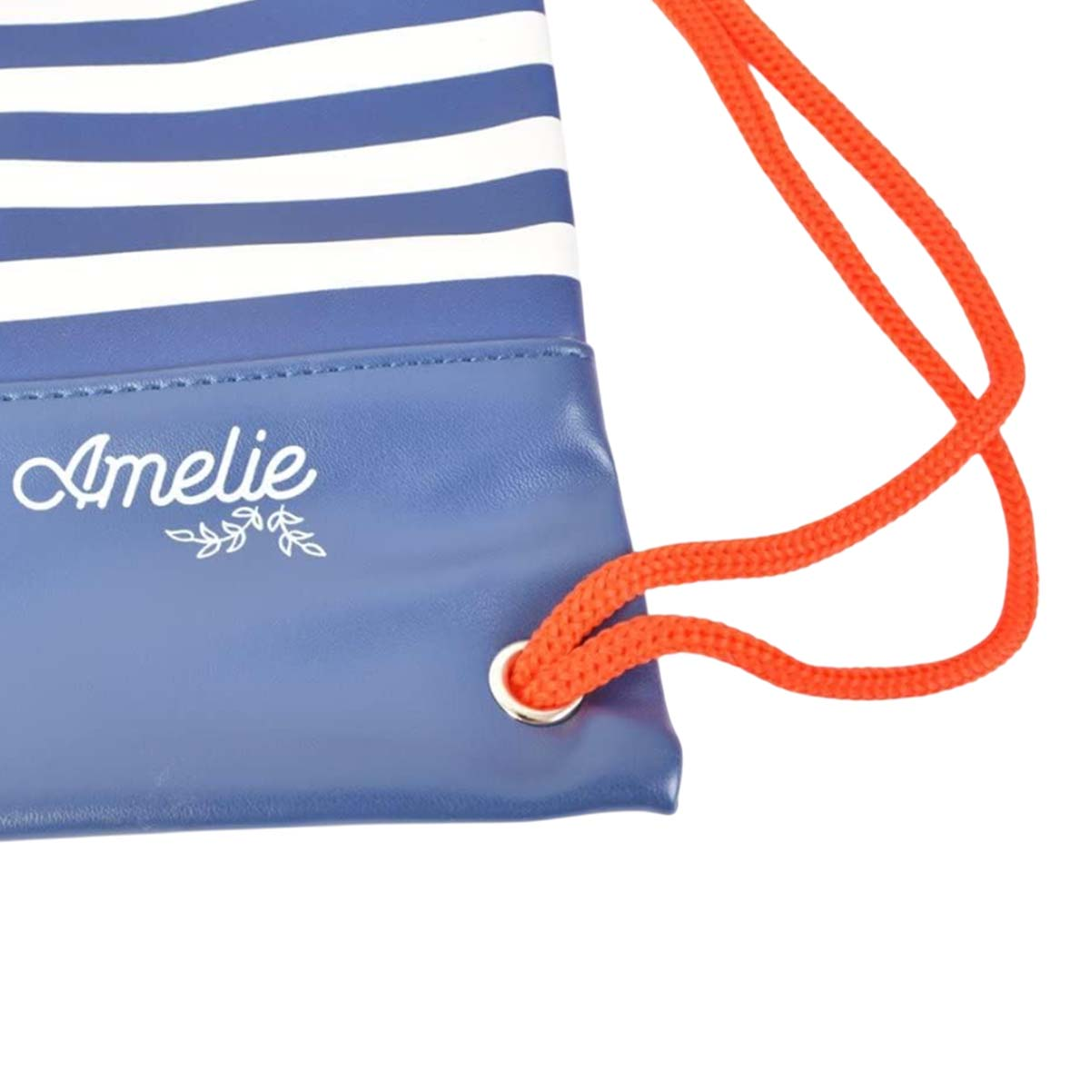 Una bolsa azul con rayas blancas y un cordón naranja.