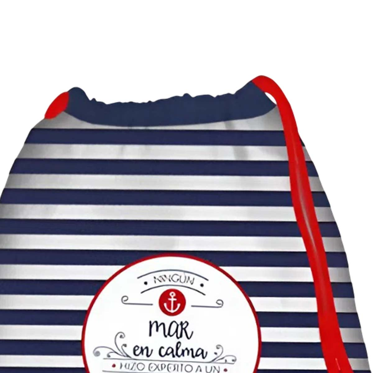 Una bolsa de rayas azules y blancas con cordón rojo y un emblema circular.