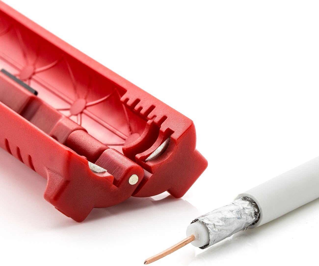 Ein rotes Kabelabstreifwerkzeug neben einem abisolierten Koaxialkabel mit Kupferkern.