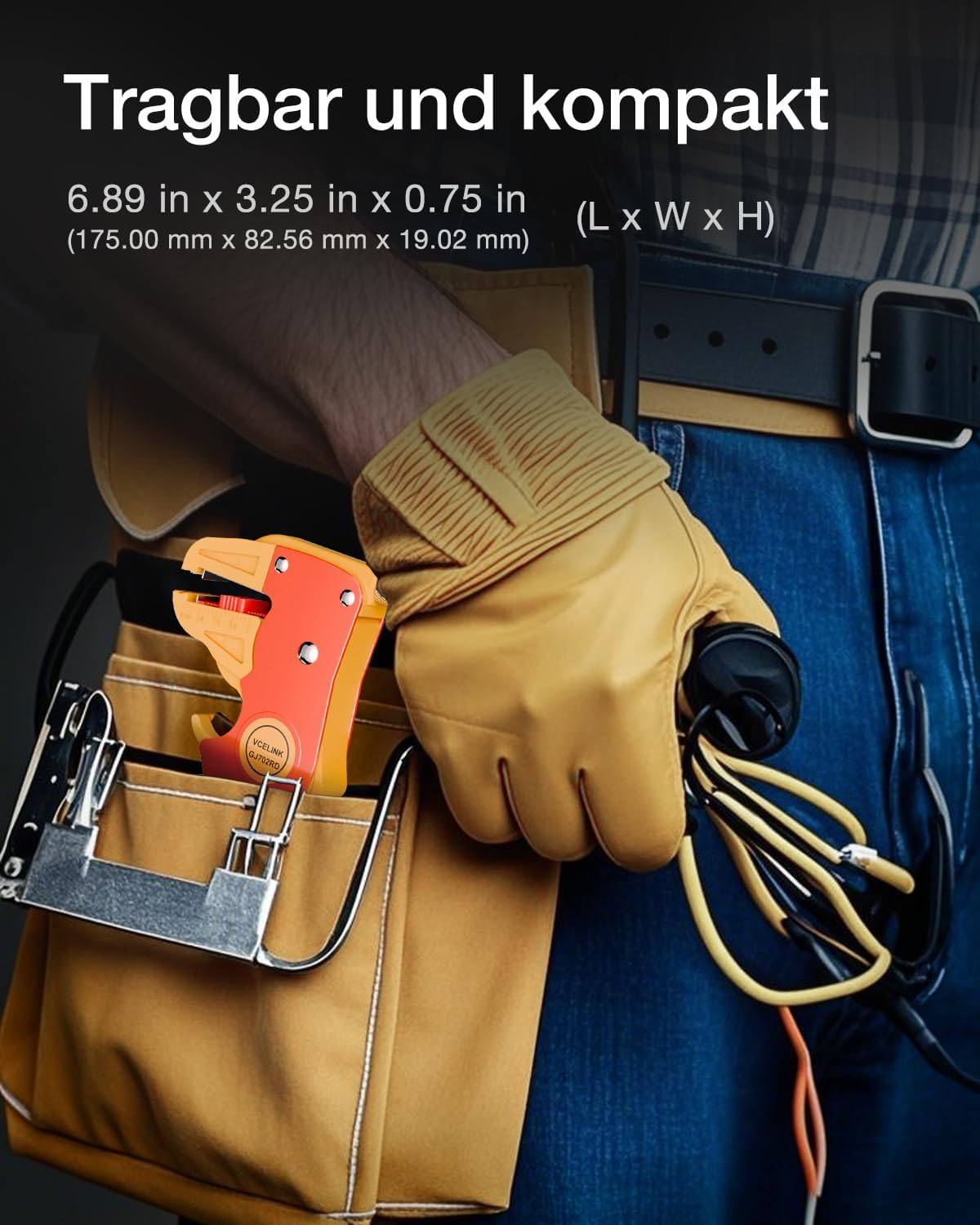 Ein Mann in Jeans und Werkzeuggürtel hält ein orangefarbenes Werkzeug mit Kabeln.