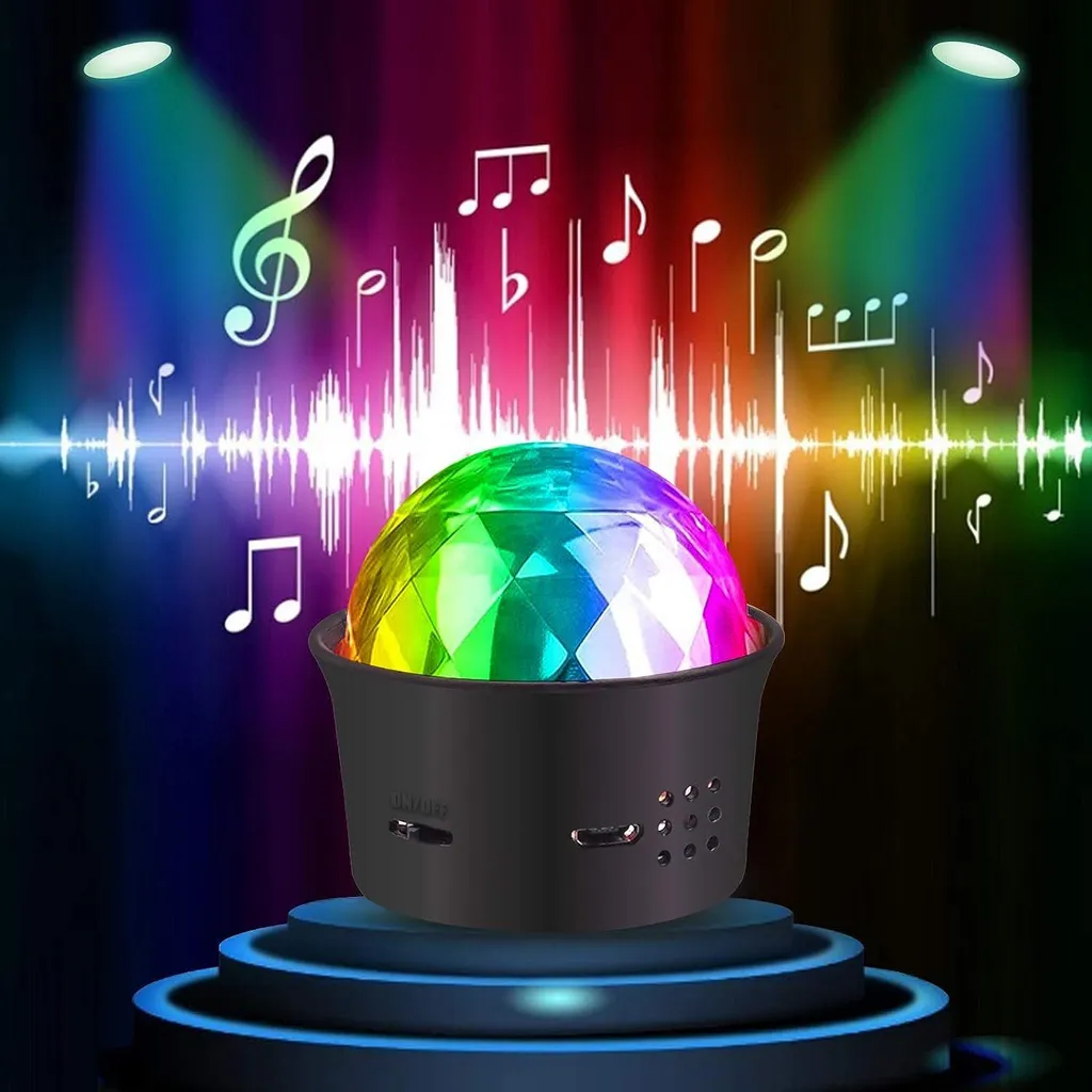 Eine bunte Discokugel auf einem schwarzen Sockel vor einem Hintergrund mit Noten.