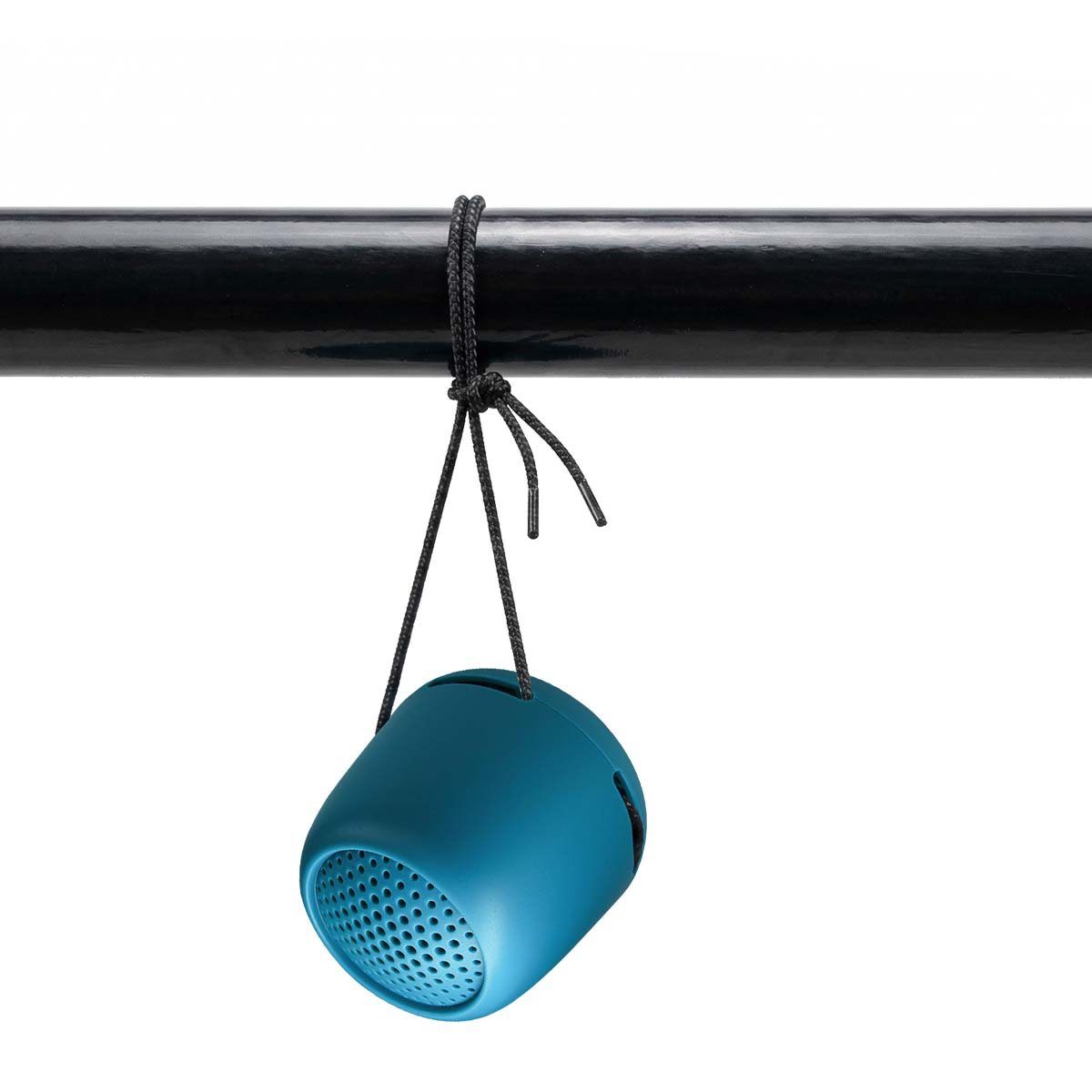 Une enceinte bleue suspendue par une corde noire à une barre noire.