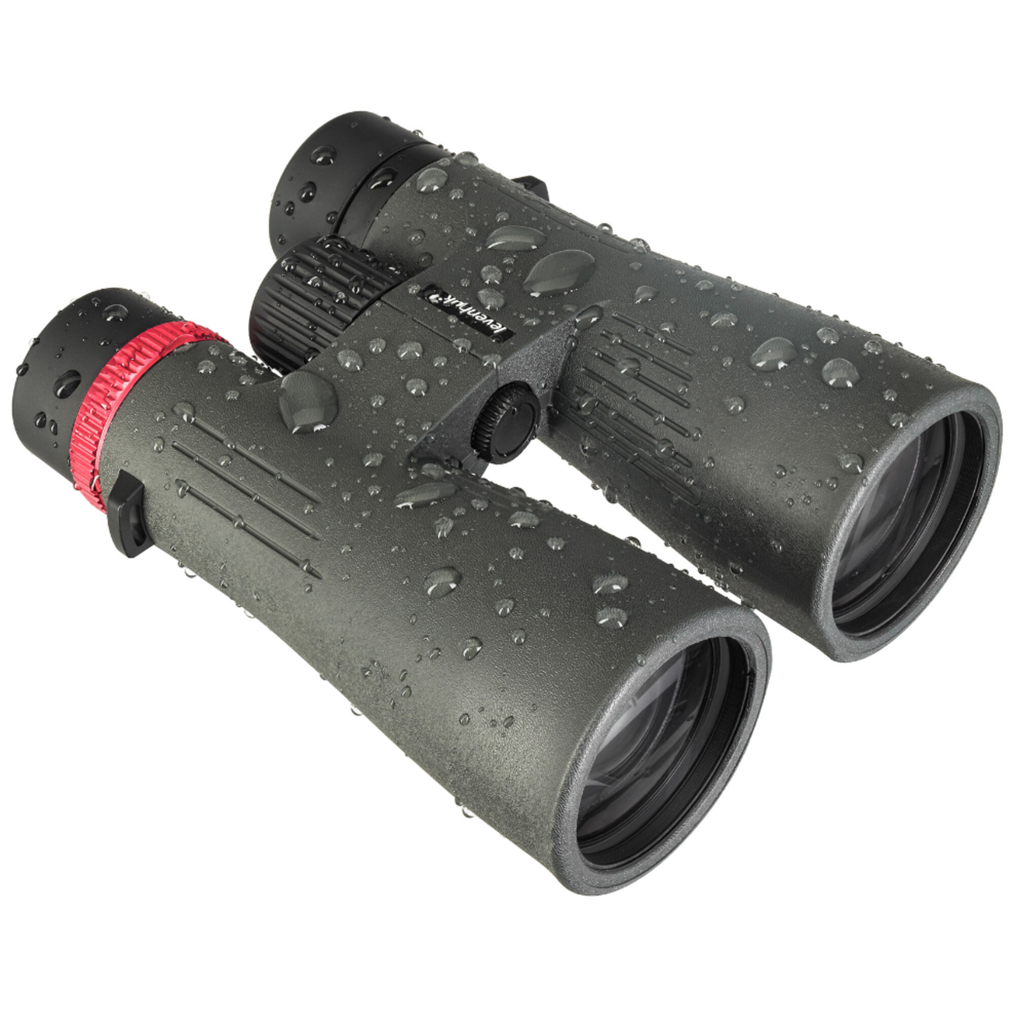 Binocolo grigio con gocce d'acqua, anello rosso, sfondo bianco.