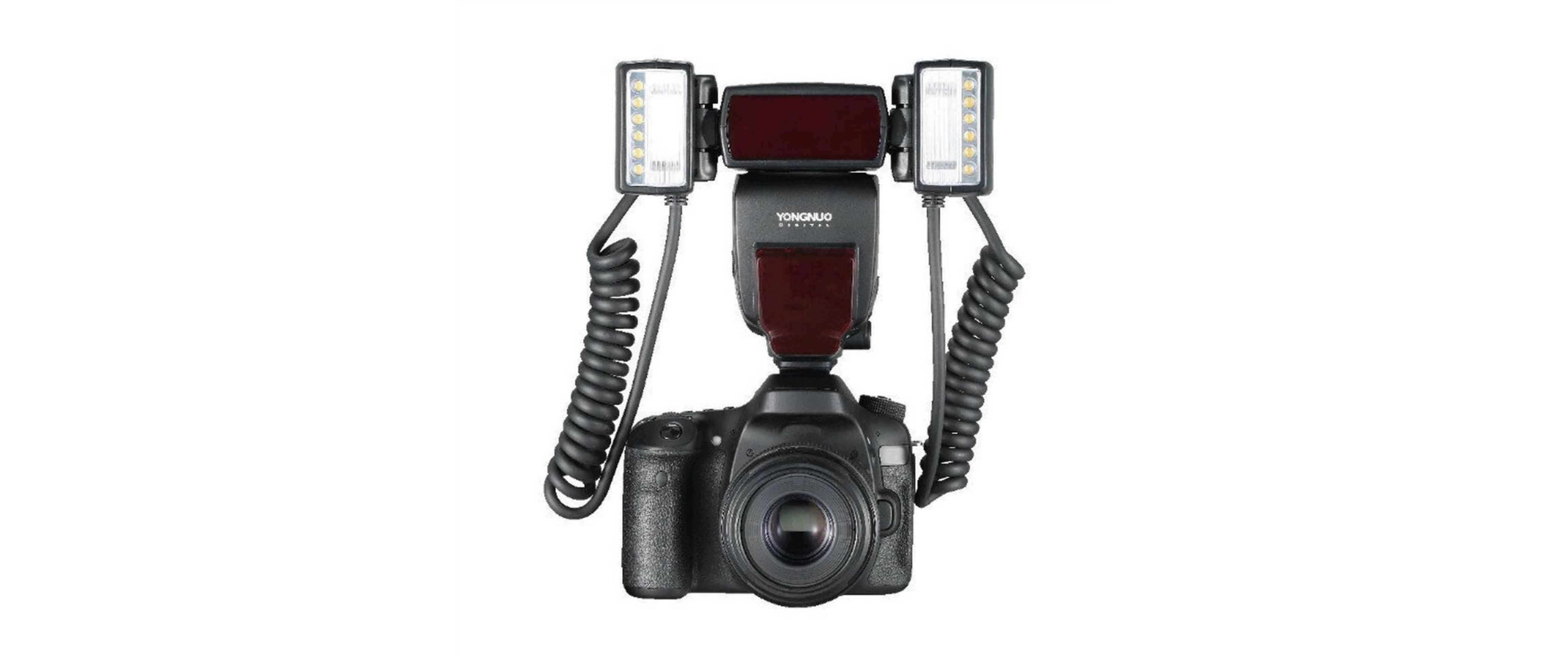 Una foto in bianco e nero di una fotocamera con flash esterno e due luci LED.