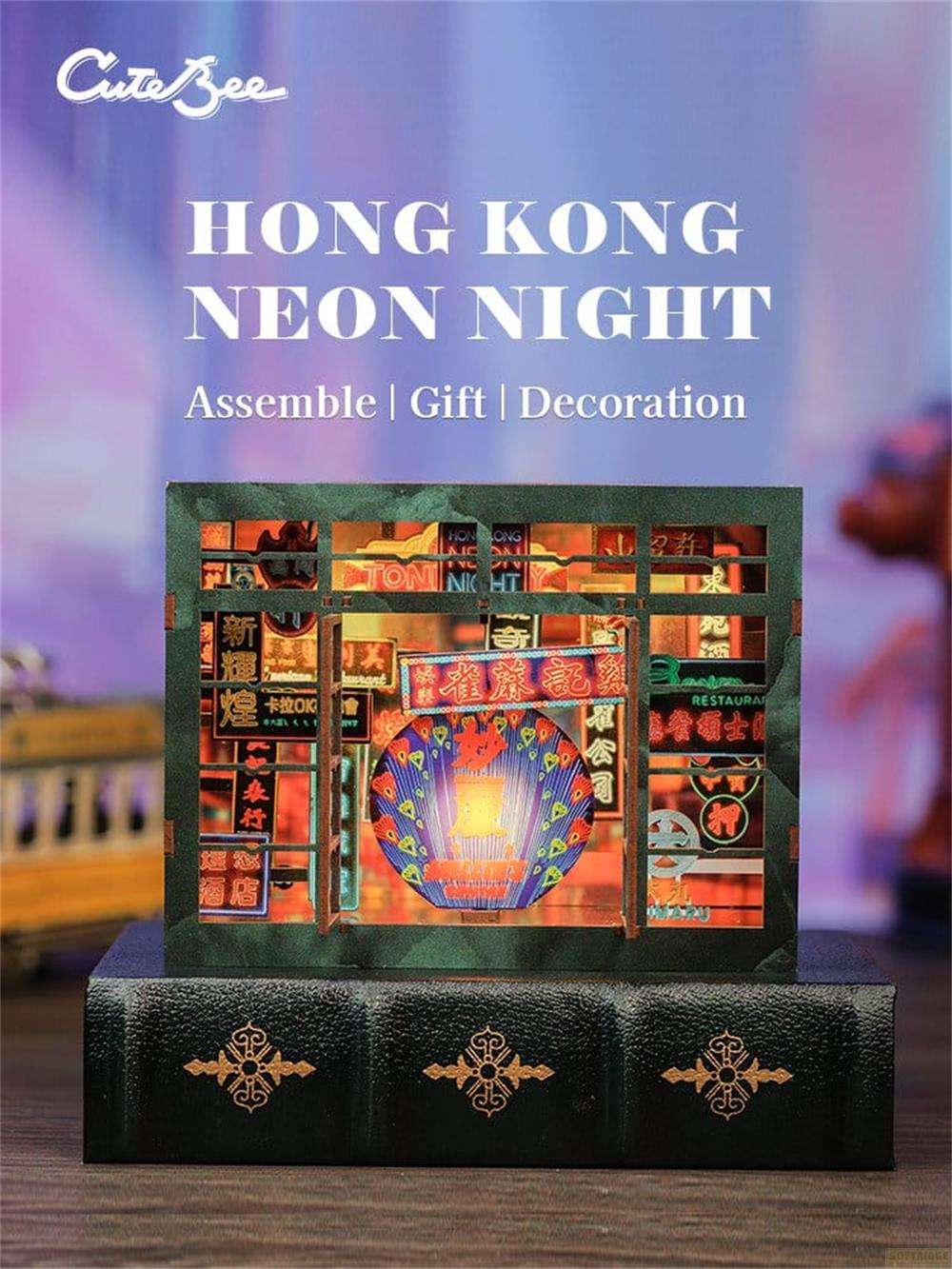 Nachbau von Hongkong bei Nacht mit Neonlichtern und einem Pfauenmotiv.