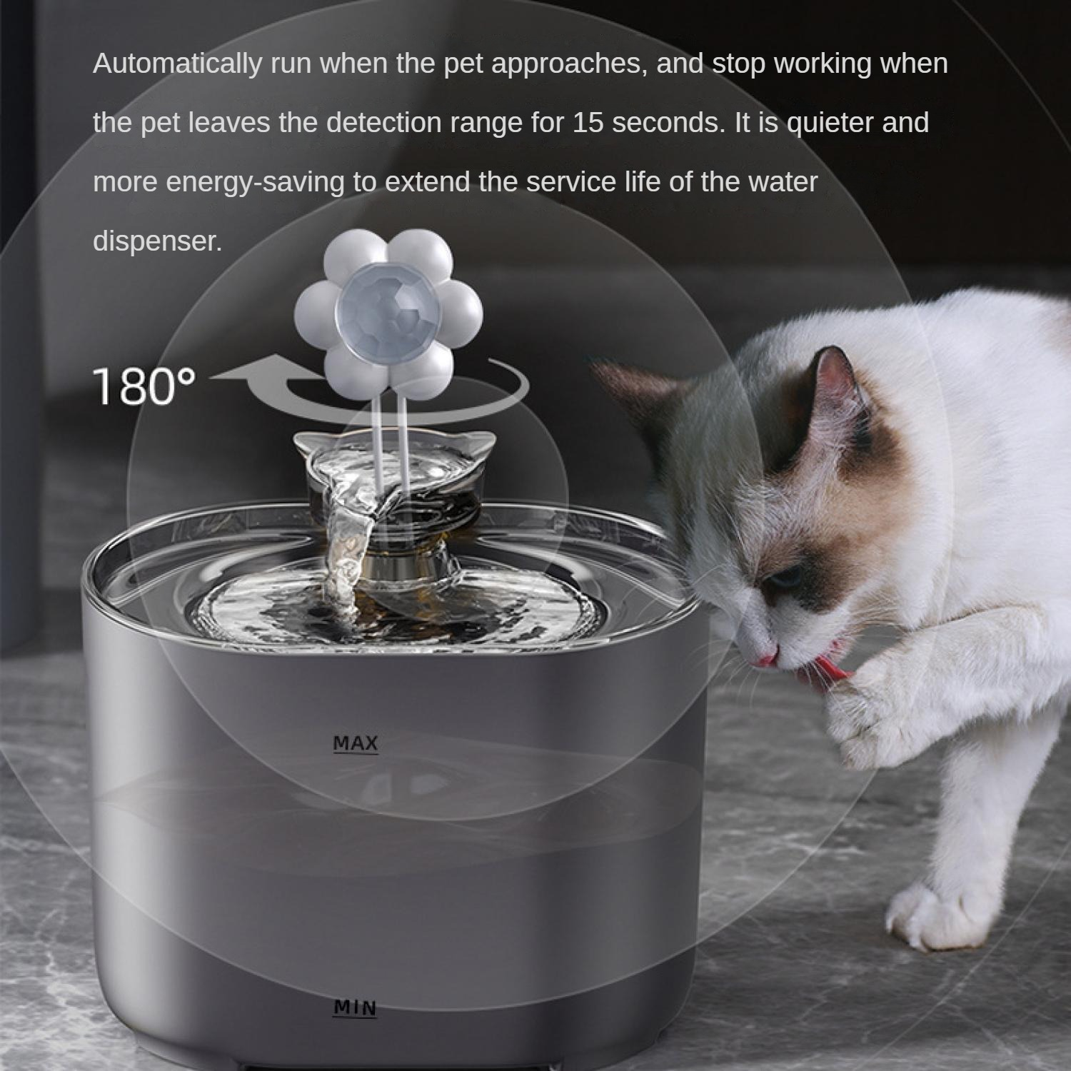 Eine Katze trinkt aus einem Wasserspender mit einem Sensor.
