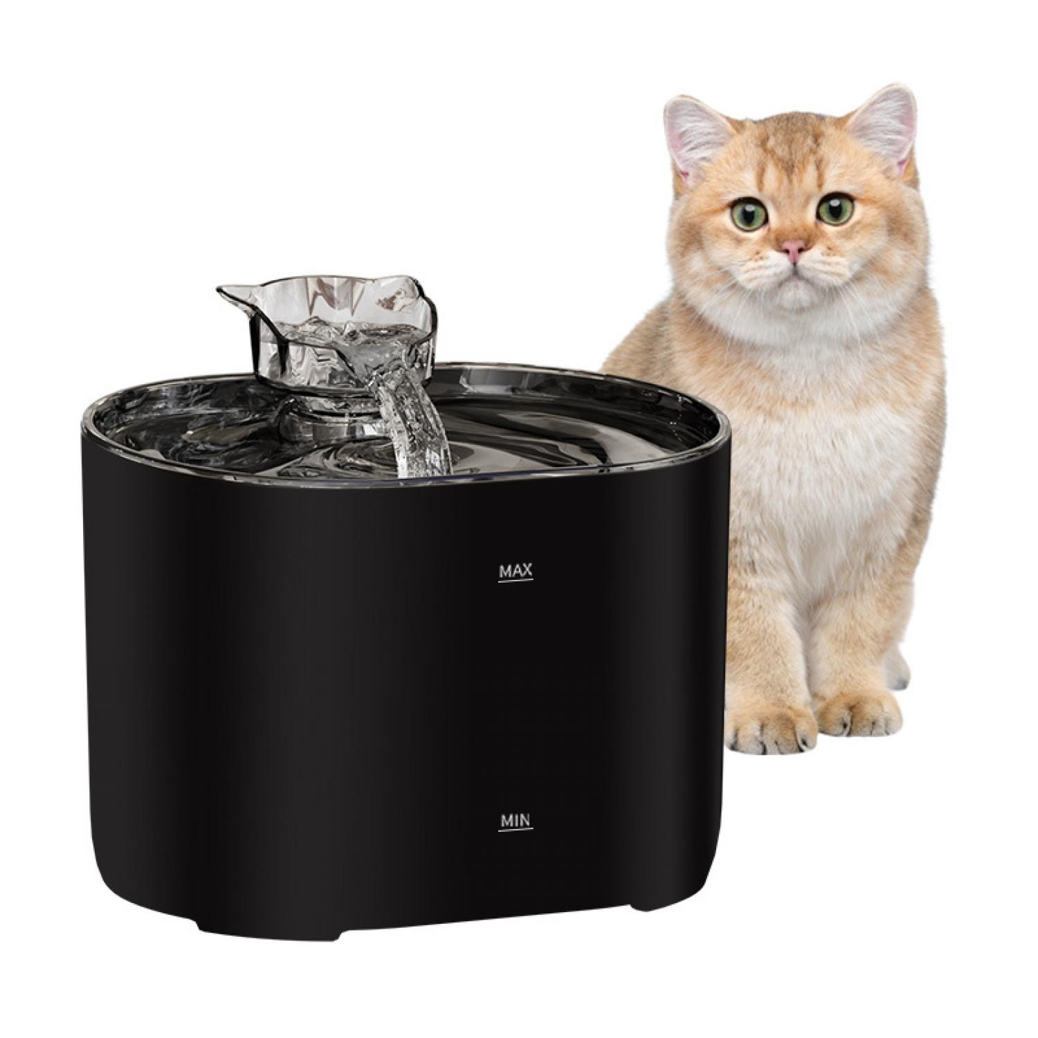 Eine goldene Katze sitzt neben einem schwarzen Trinkbrunnen mit fließendem Wasser.