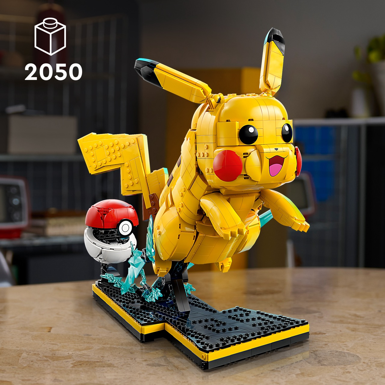 Een gele Lego Pikachu met Pokébal staat op een zwarte basis met blauwe energie-effecten.