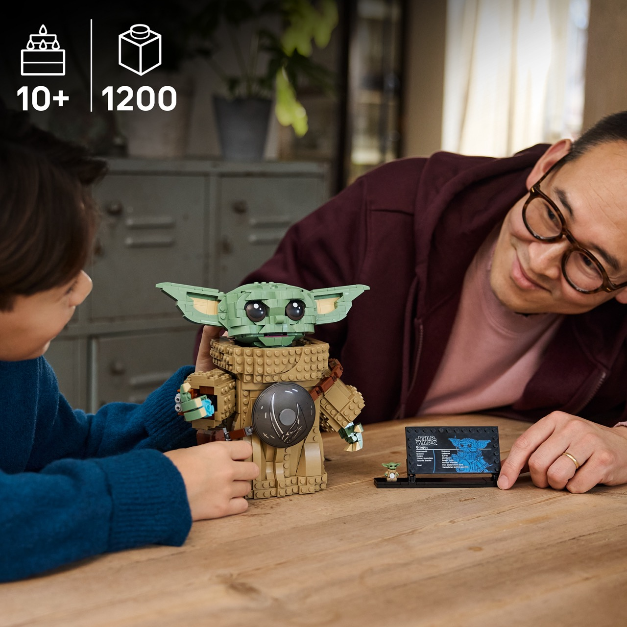 Padre e figlio costruiscono Lego Grogu. Età 10+, 1200 pezzi.