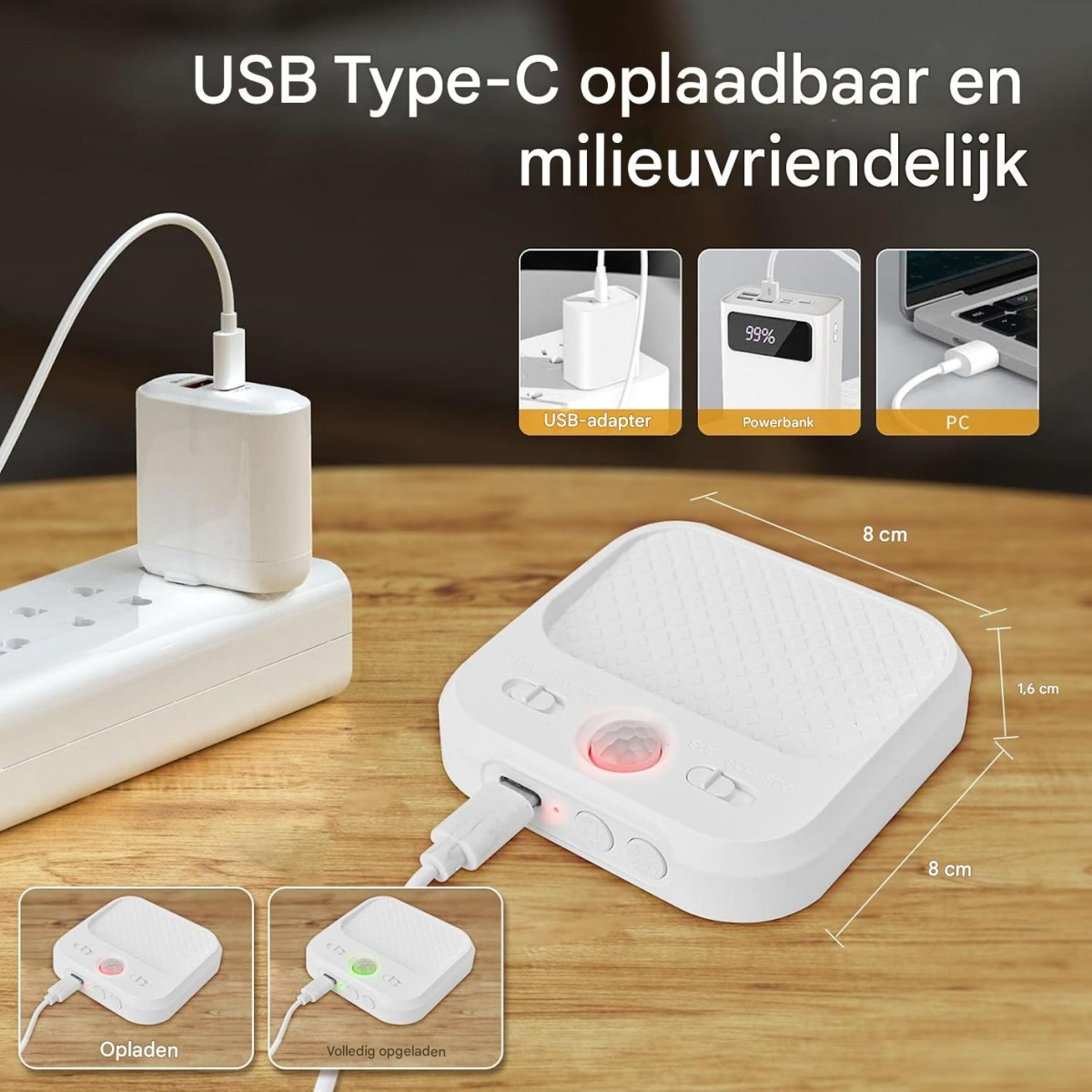 Un dispositivo USB-C bianco si carica su una ciabatta. Stati di carica sono mostrati accanto.