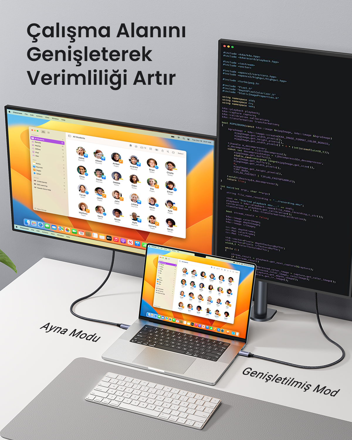 Een laptop spiegelt een desktopmonitor met code en een klas-app.