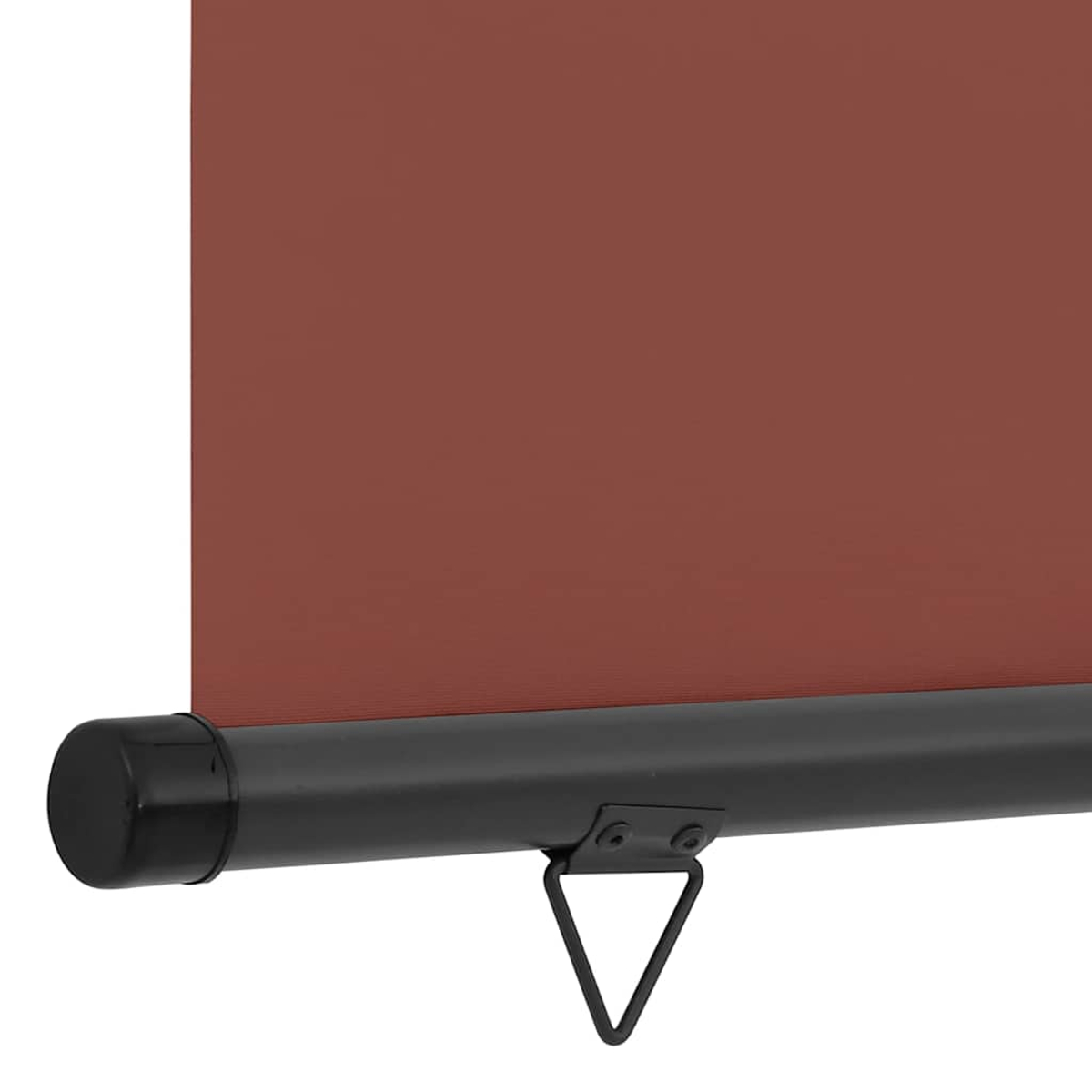 Tenda a rullo marrone con asta nera e anello.