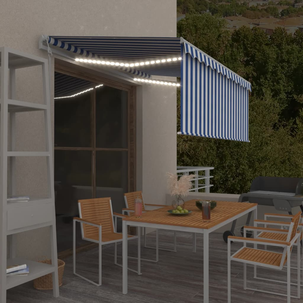 Un tavolo con sedie e lucine sotto una tenda da sole su un balcone.