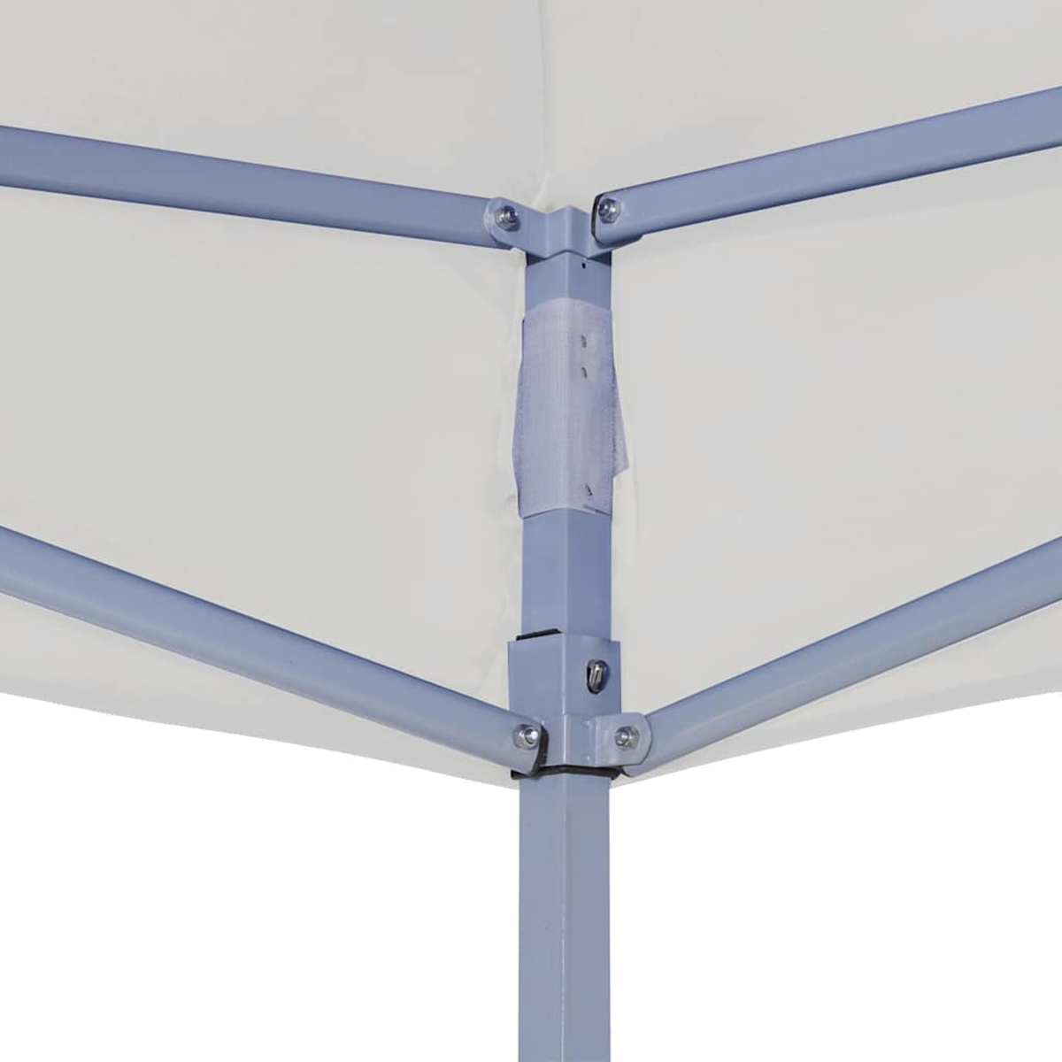 Primo piano della struttura di una tettoia bianca con montanti metallici blu.