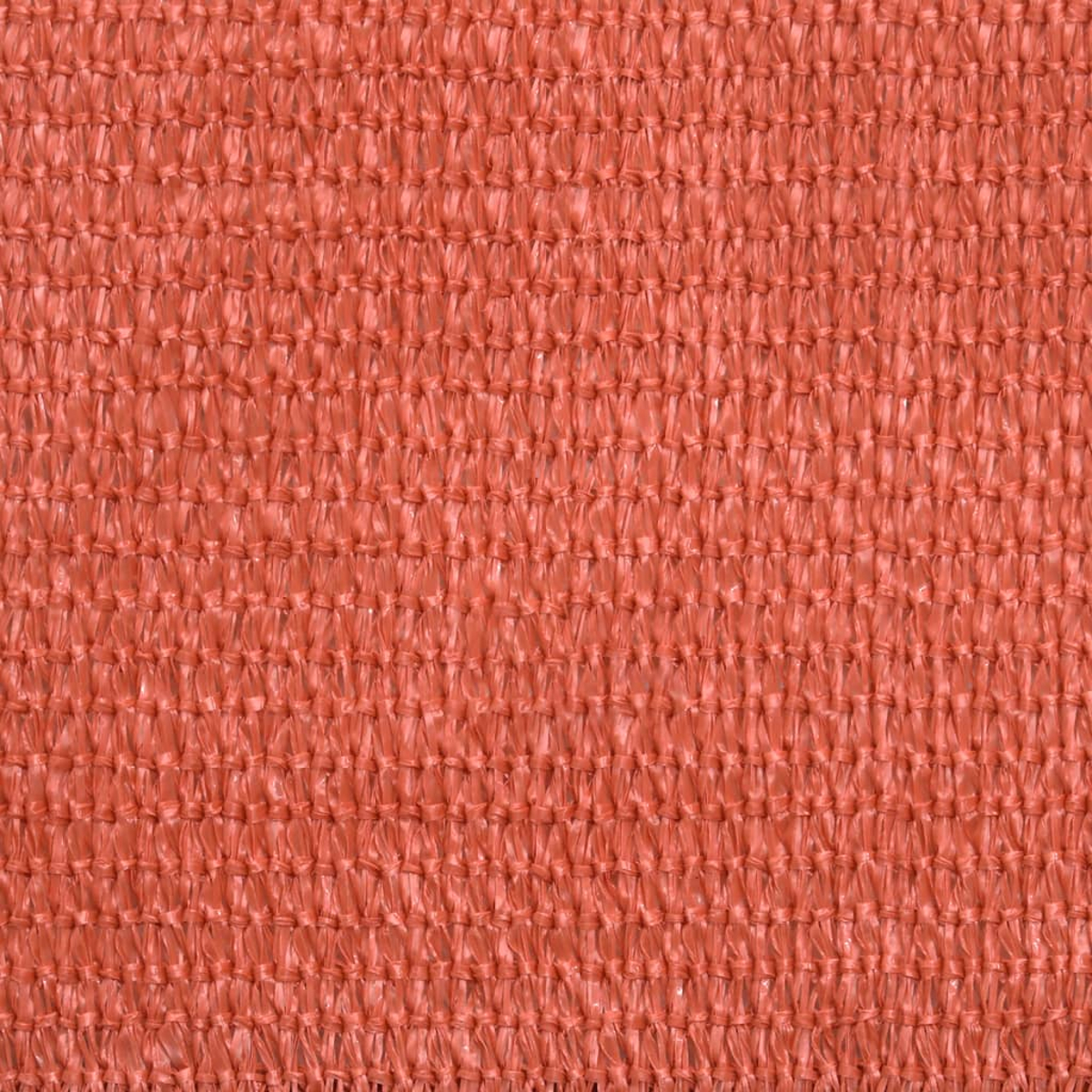 Primo piano di tessuto a rete rosso corallo con maglie visibili.