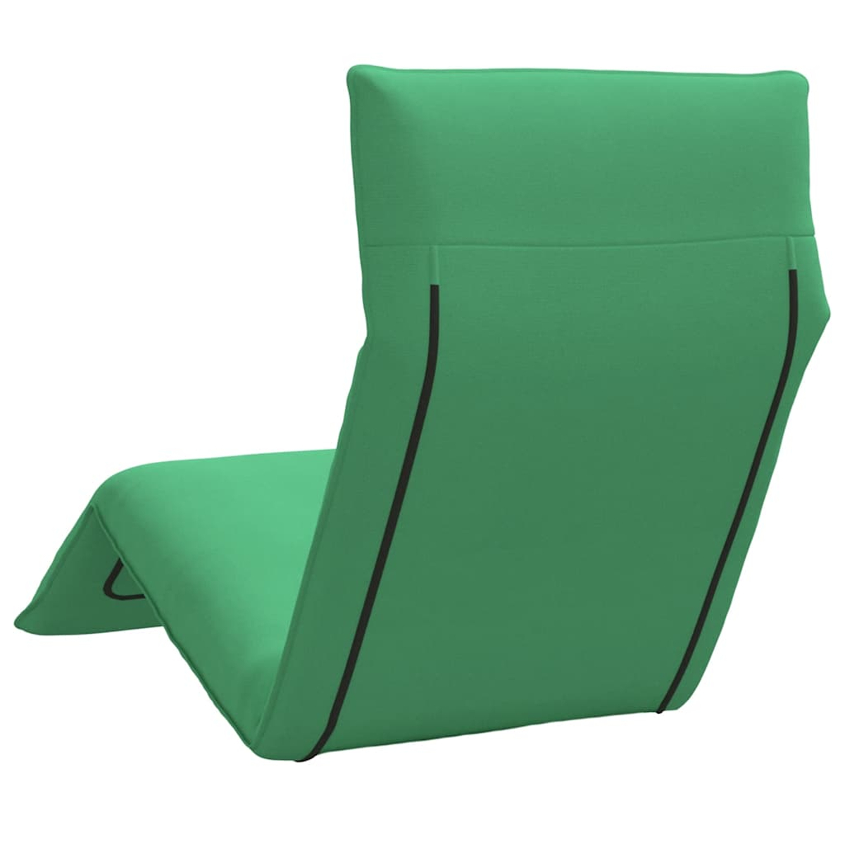 Una poltrona verde con finiture nere su sfondo bianco.