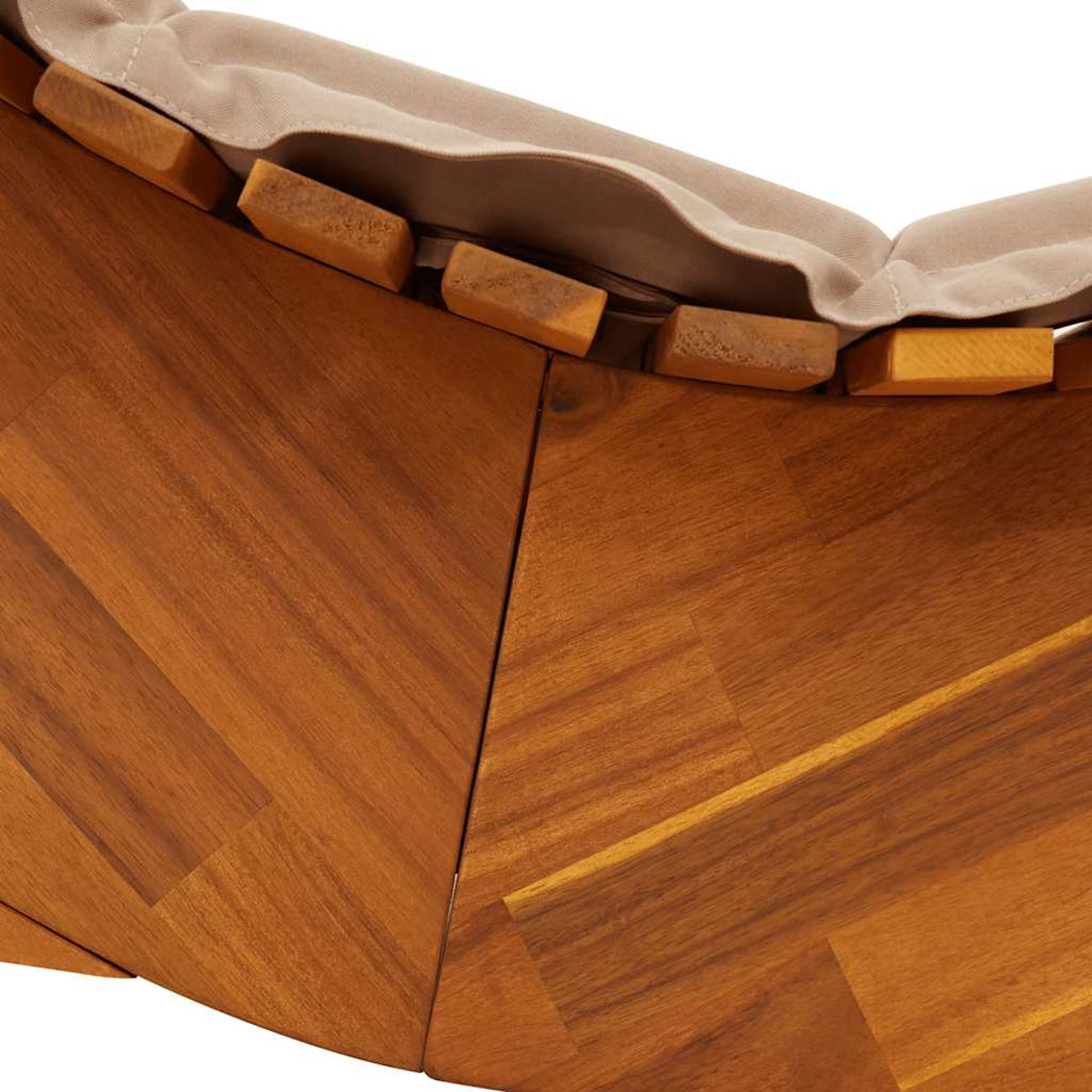 Primo piano di struttura in legno con cuscino imbottito beige e cunei in legno.