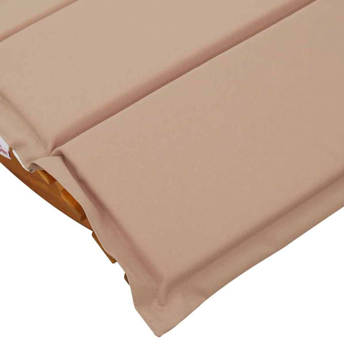 Un cuscino beige su una struttura in legno, primo piano.