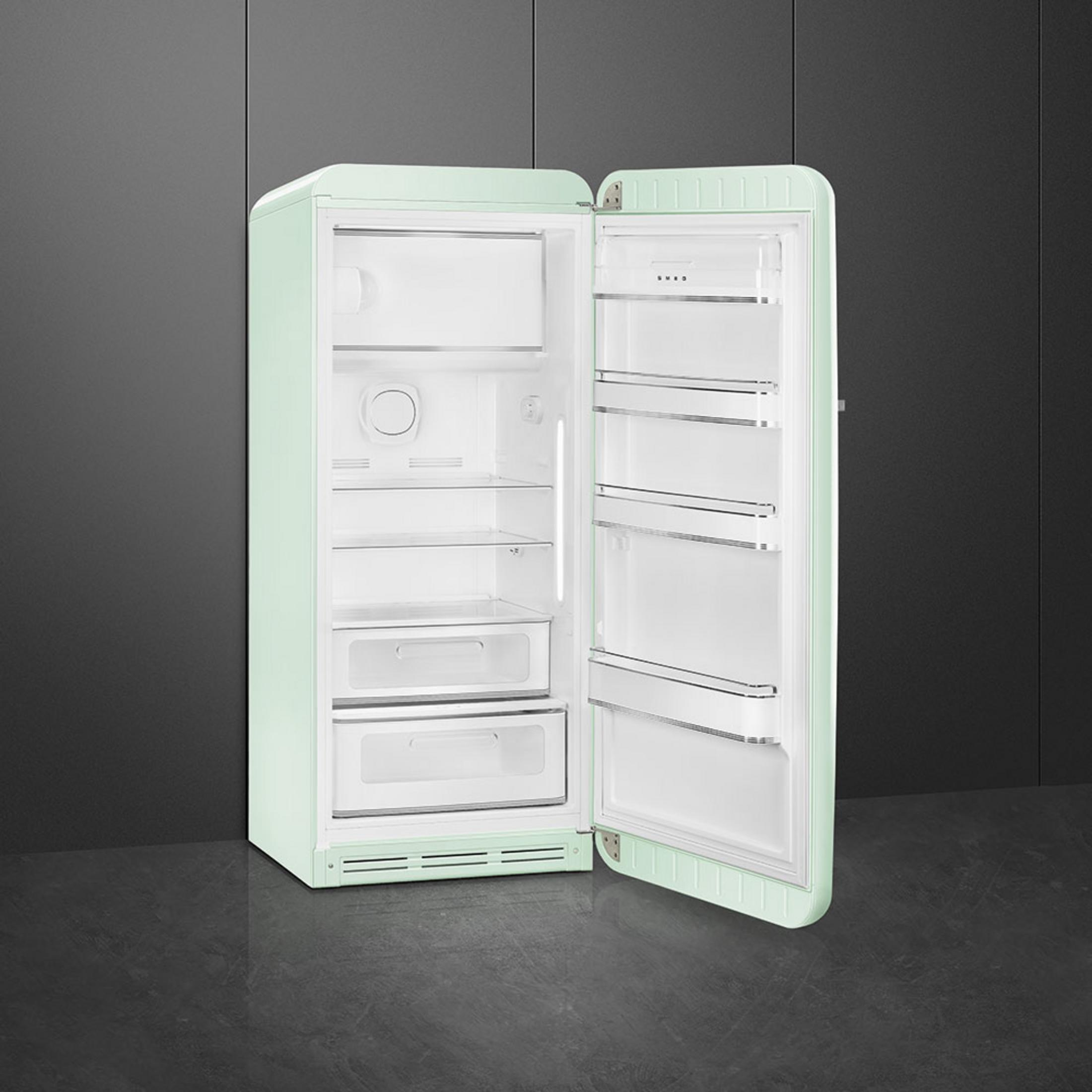 Un refrigerador verde claro con la puerta abierta, vacío por dentro.