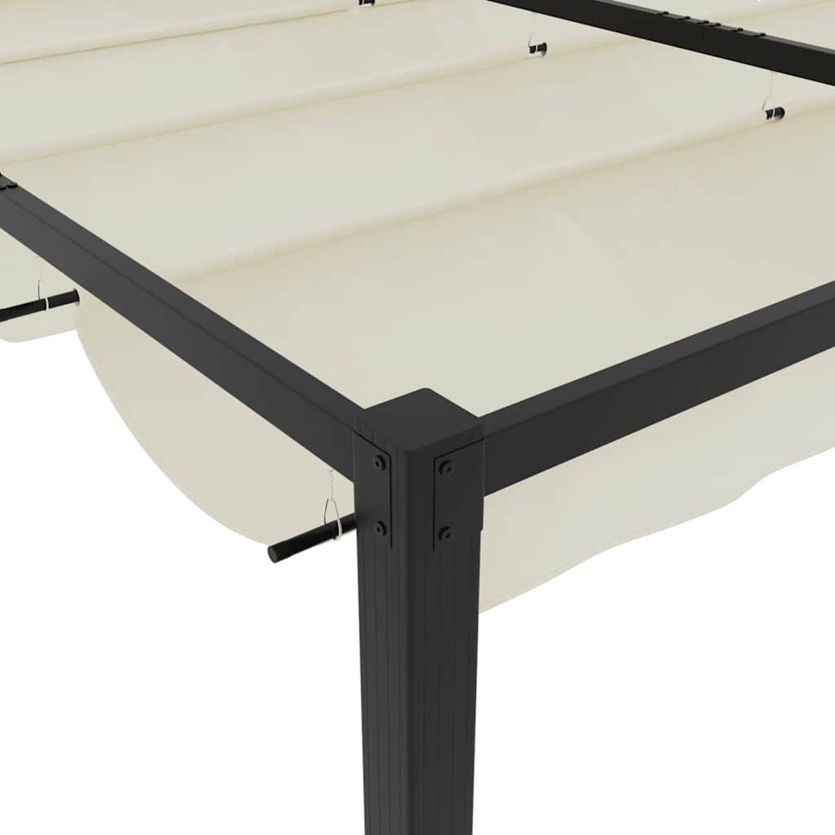 Una tenda da sole retrattile color crema con telaio in metallo nero, fissata a un palo.