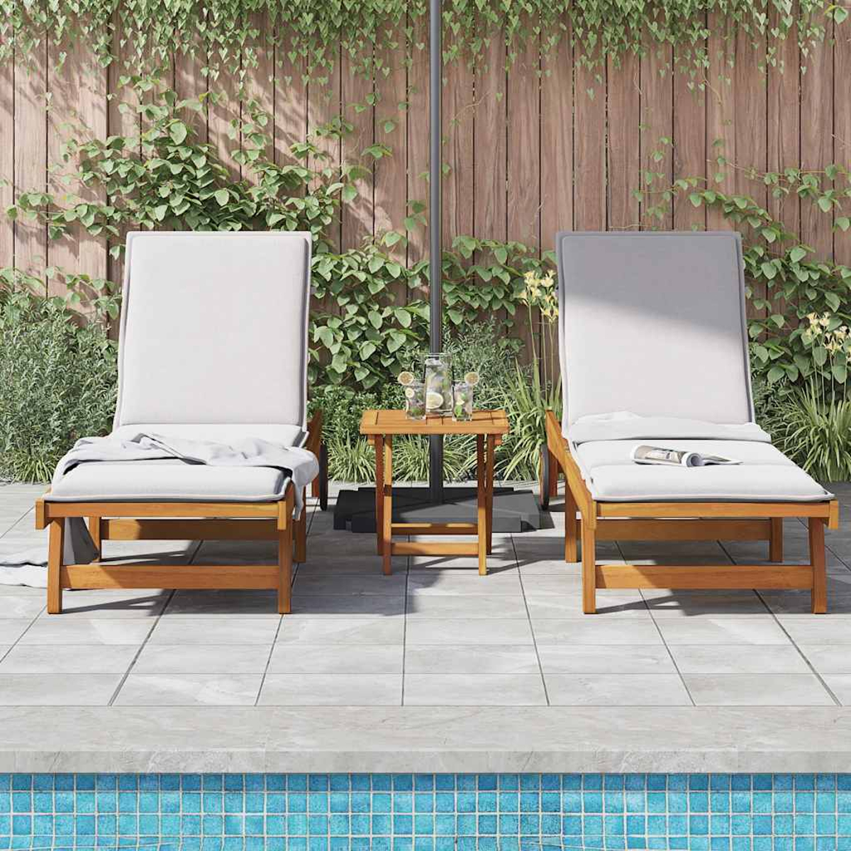 Zwei Liegestühle am Pool mit einem Beistelltisch und einem Sonnenschirm.