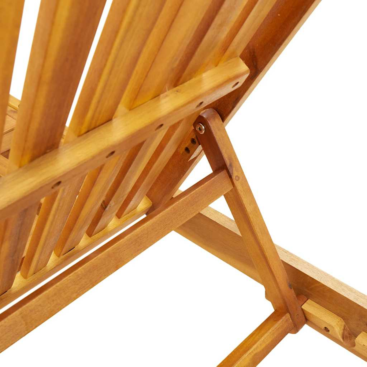 Nahaufnahme der Holzkonstruktion eines Liegestuhls mit Latten und Verbindungen.
