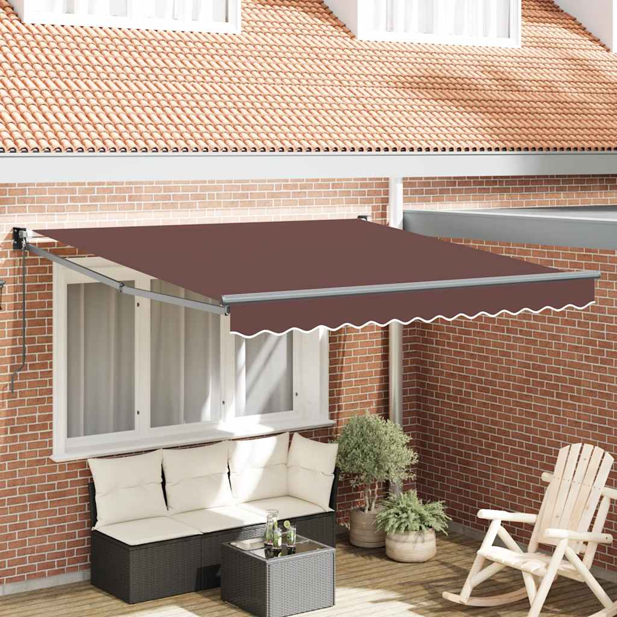 Una tenda da sole marrone sopra un divano e un tavolo su un patio in legno.