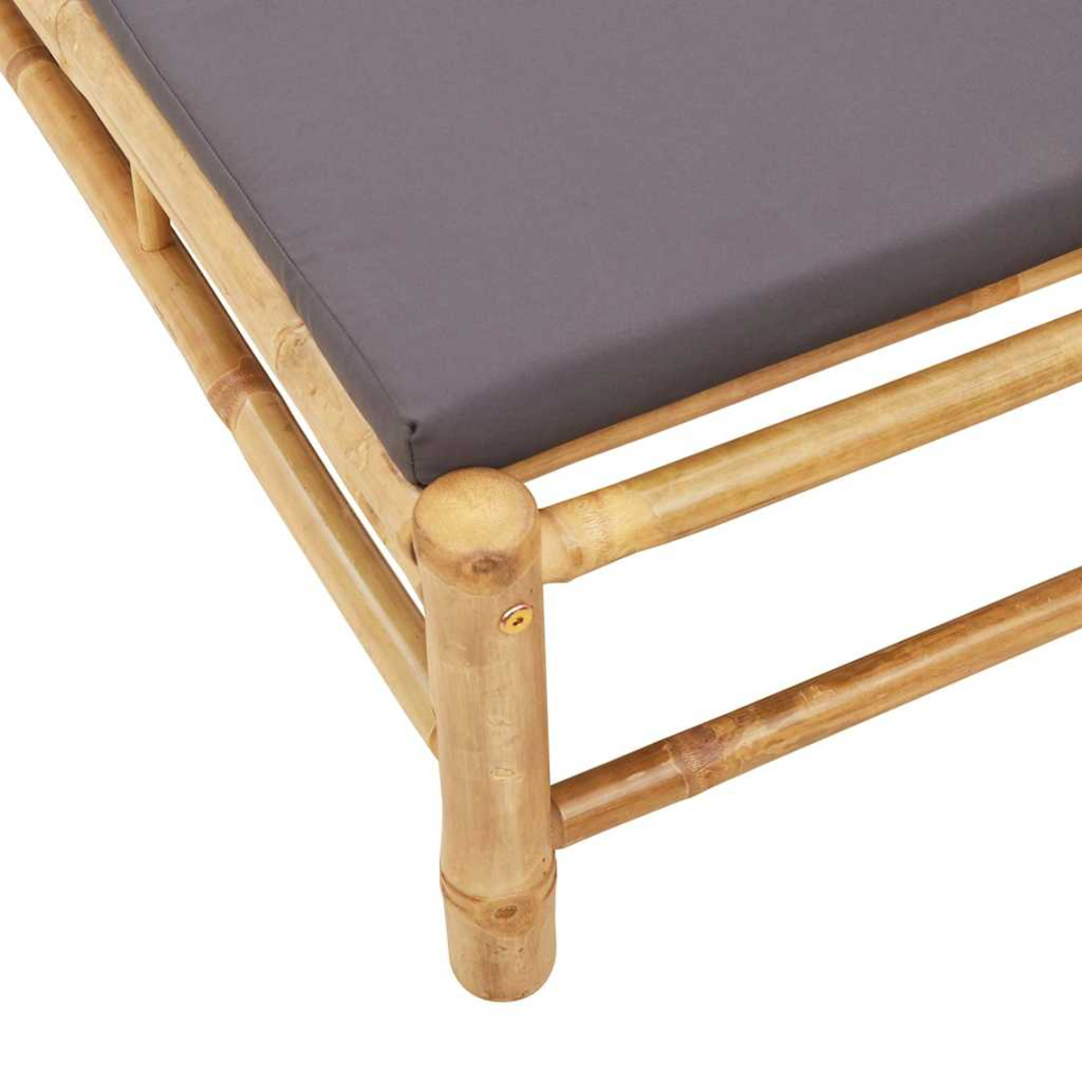 Particolare di letto in bambù con cuscino grigio scuro. Texture legno naturale.