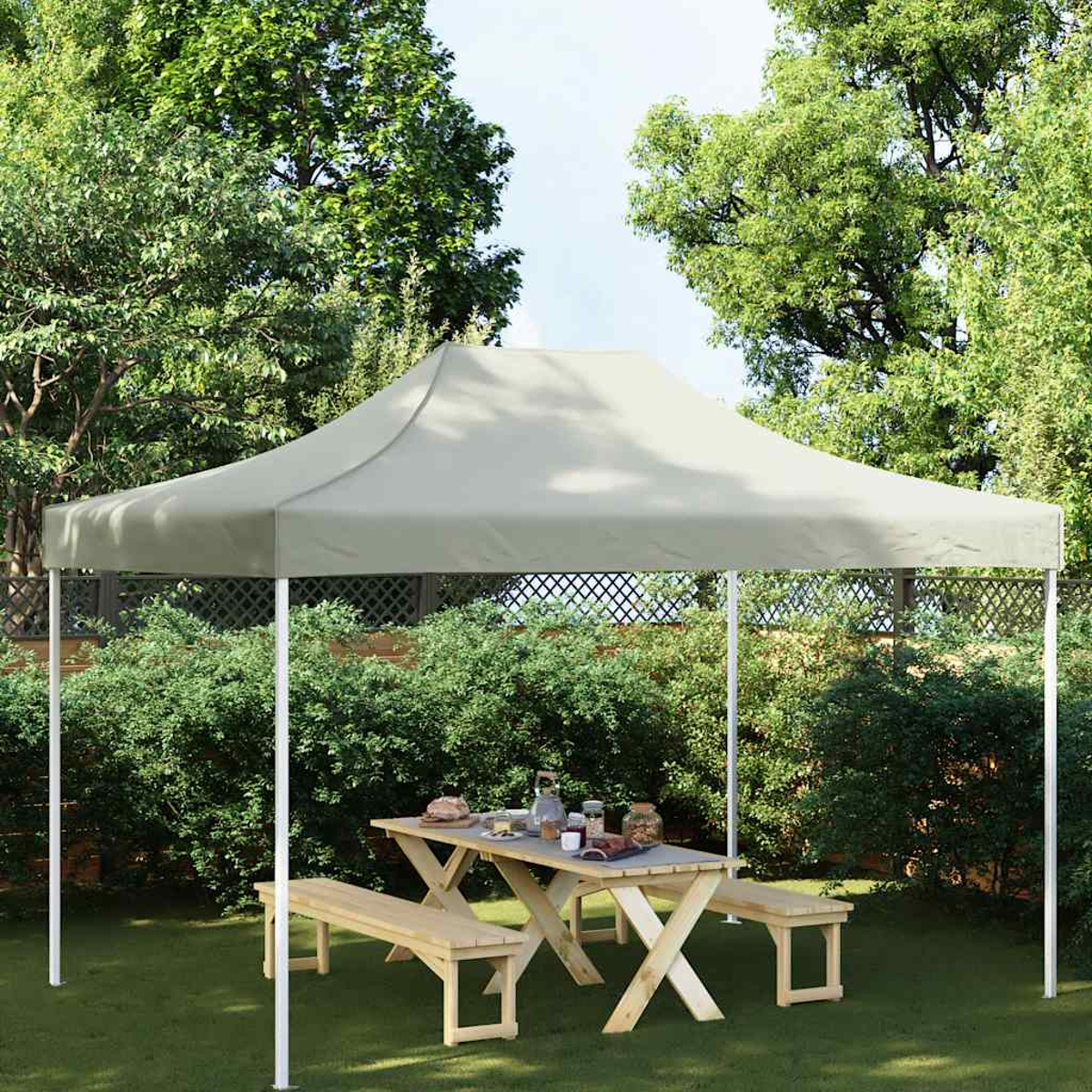Una tenda beige su un tavolo da picnic in legno e panche in un giardino.